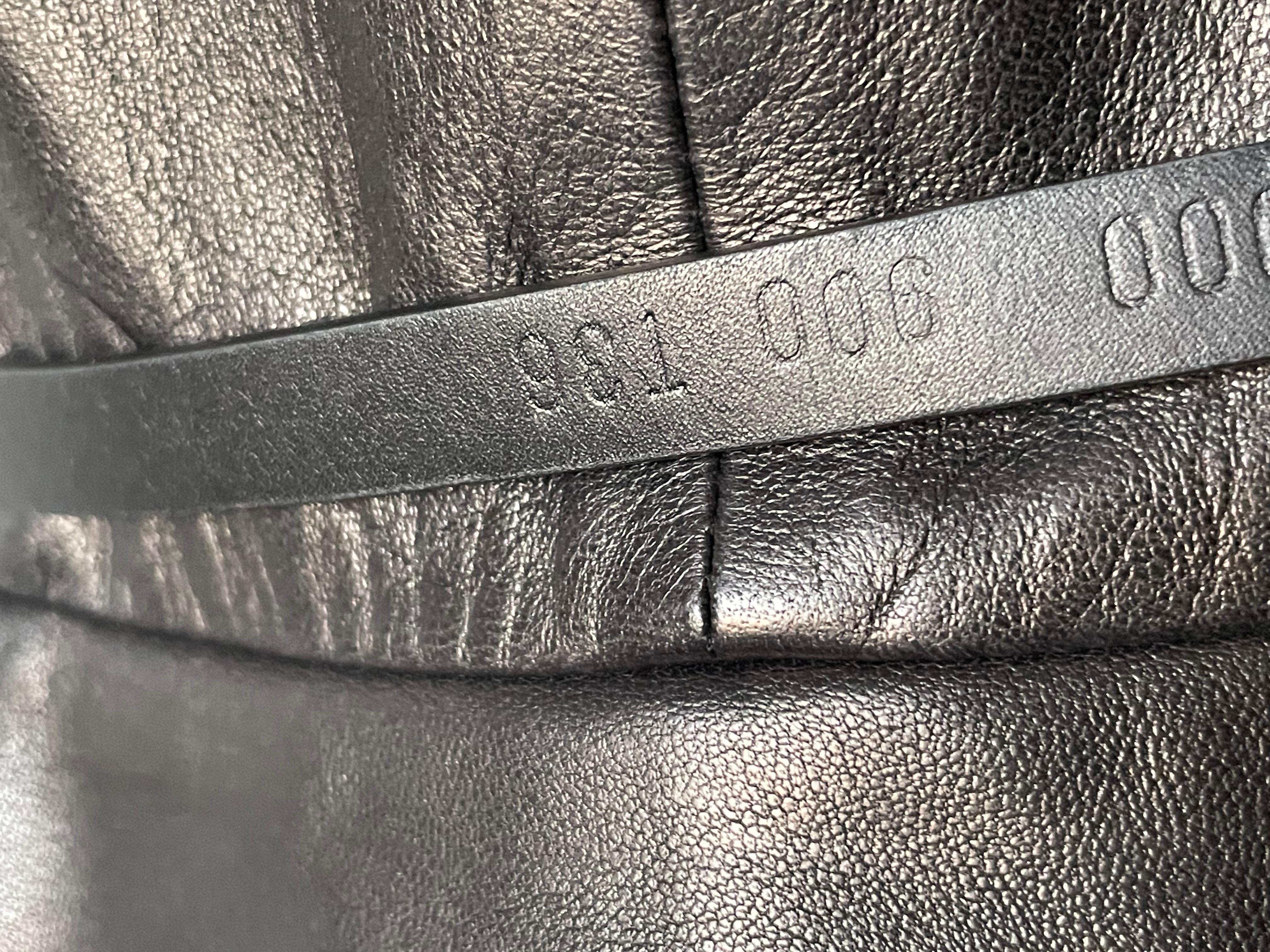 CHRISTIAN DIOR Robe en cuir et soie. Ceinture intégrée. en vente 4