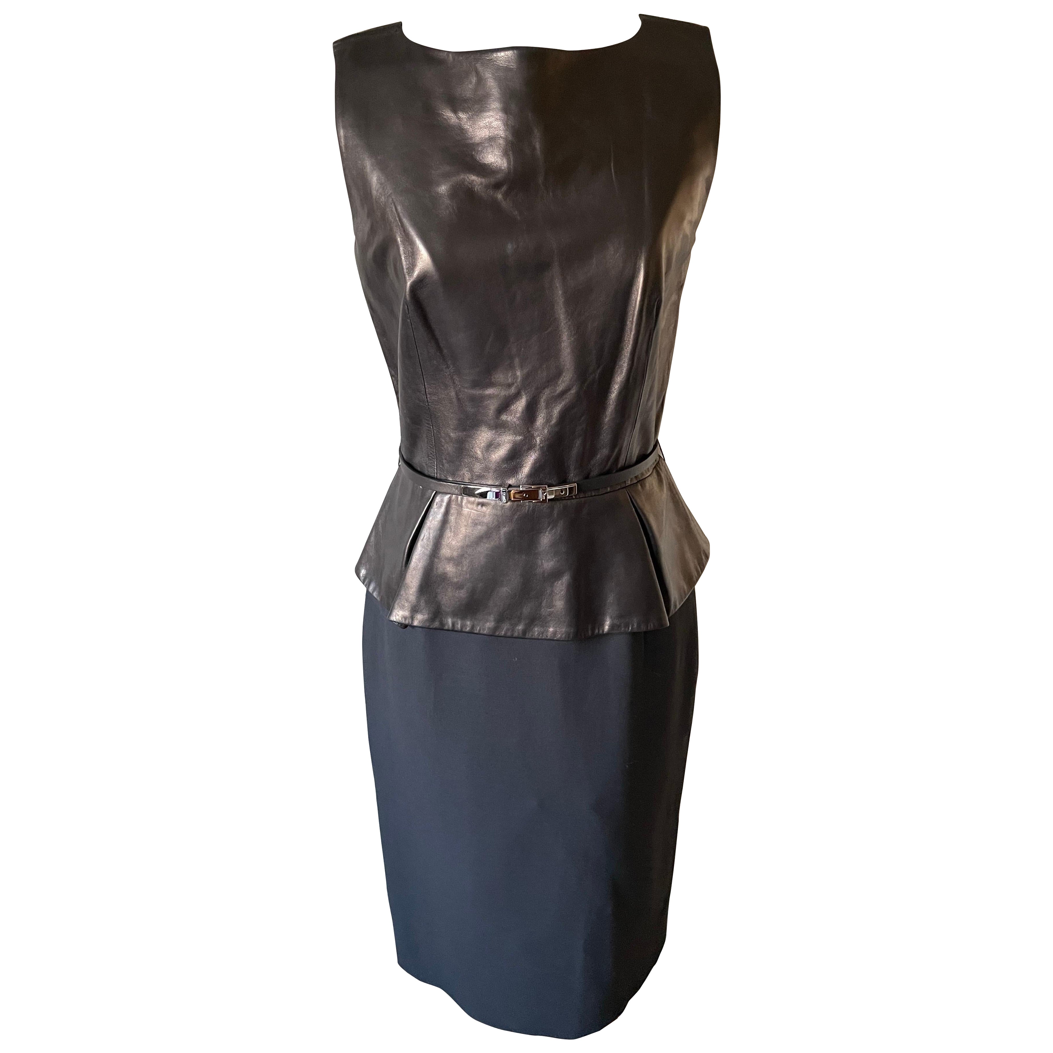 CHRISTIAN DIOR Robe en cuir et soie. Ceinture intégrée. en vente