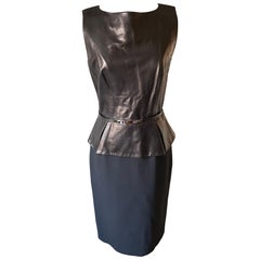 CHRISTIAN DIOR Robe en cuir et soie. Ceinture intégrée.