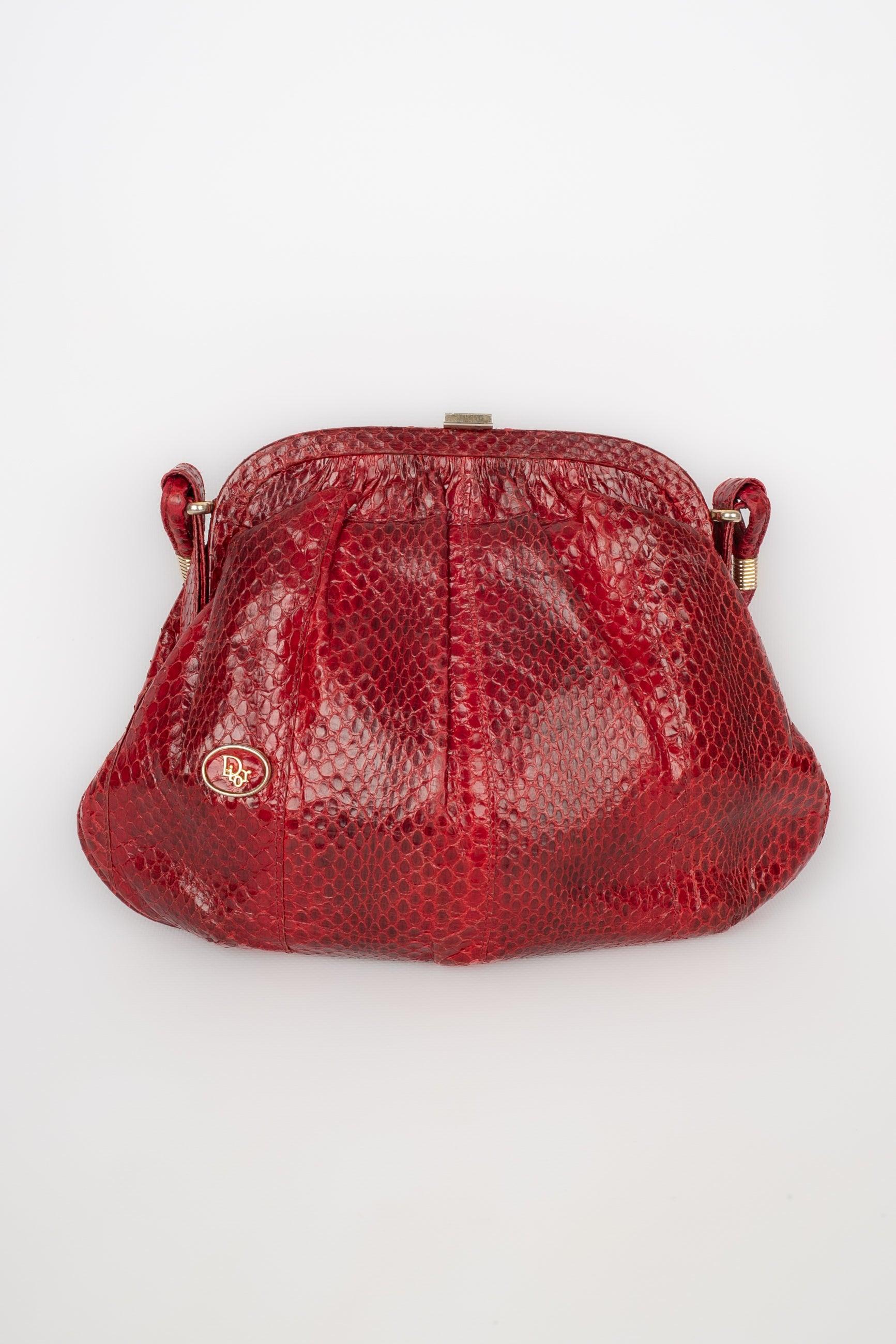 Dior - Rote Tasche aus exotischem Leder mit goldenen Metallelementen. Zu erwähnen ist, dass es einen Geruch gibt.

Zusätzliche Informationen:
Zustand: Guter Zustand
Abmessungen: Höhe: 18 cm - Länge: 27 cm - Tiefe: 6 cm - Stiel: 88 cm

Sellers
