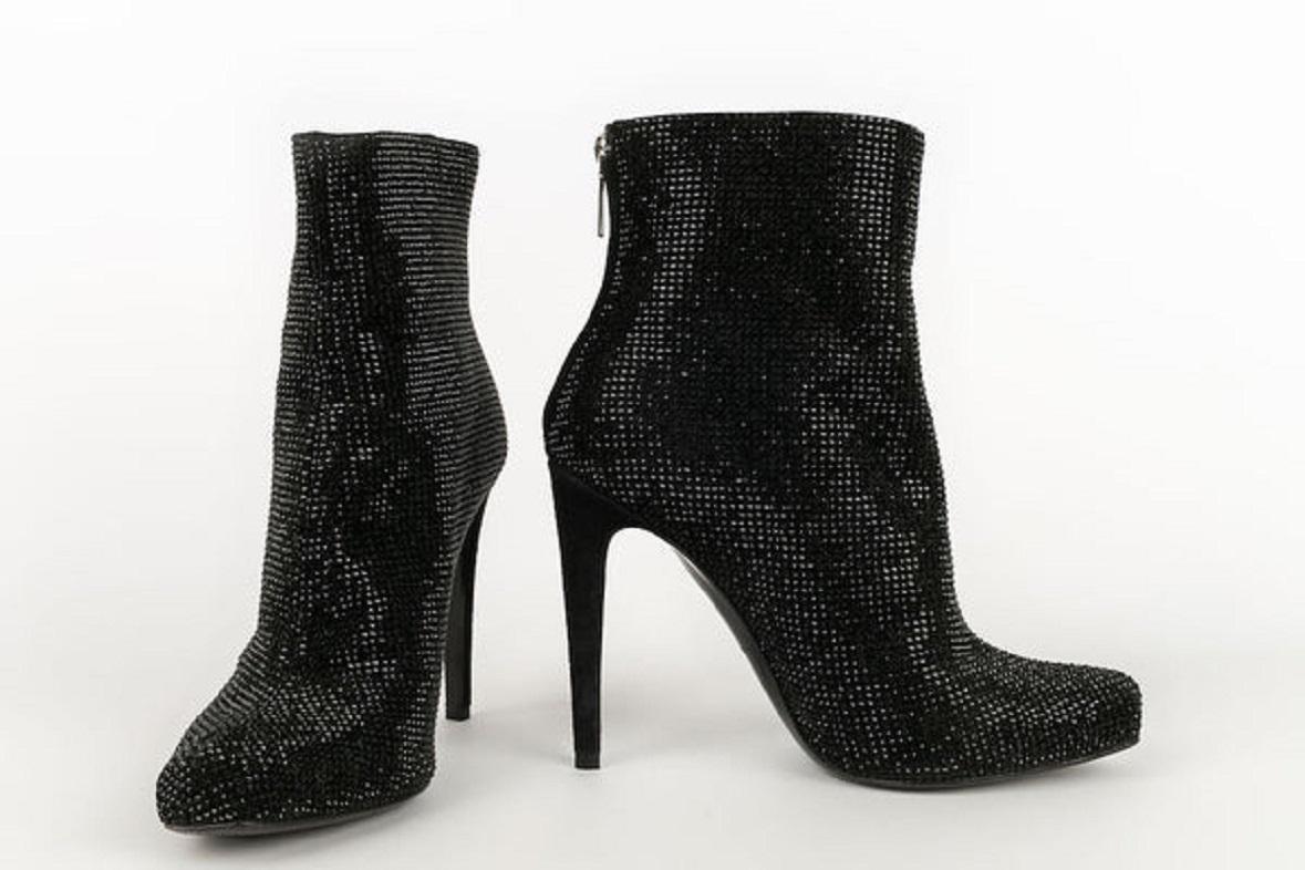 Dior - (Made in Italy) Leather boots paved with black rhinestones and suede heels. Size 38.

Additional information:
Dimensions: Heel height: 11 cm
Condition: Good condition
Seller Ref number: CH70