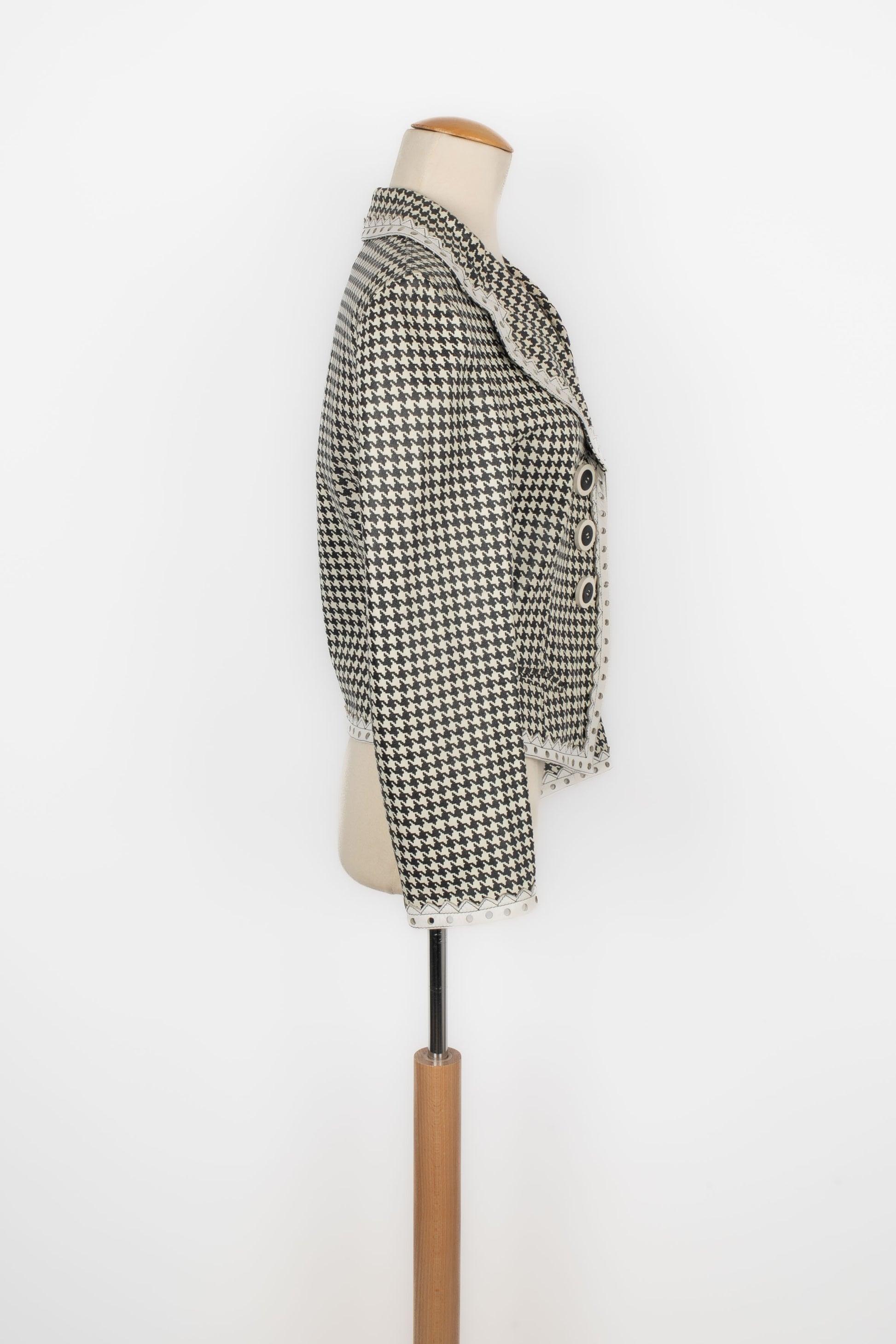 Dior - (Made in France) Leather jacket with a black and white houndstooth patterns. No size indicated, it fits a 36FR. 1995 Spring-Summer Collection, under the direction of Gian Franco Ferré. Good general condition but stains inside.

Additional