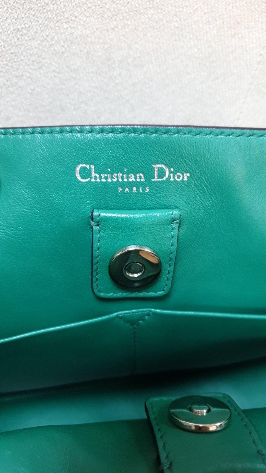 Erhöhen Sie Ihren Stil mit dieser raffinierten Christian Dior Mini Dirissimo Tote. Diese aus luxuriösem Leder gefertigte Handtasche besticht durch ihre schicke Farbkombination aus Marineblau und Weiß, die zeitlose Eleganz ausstrahlt. Perfekt für den