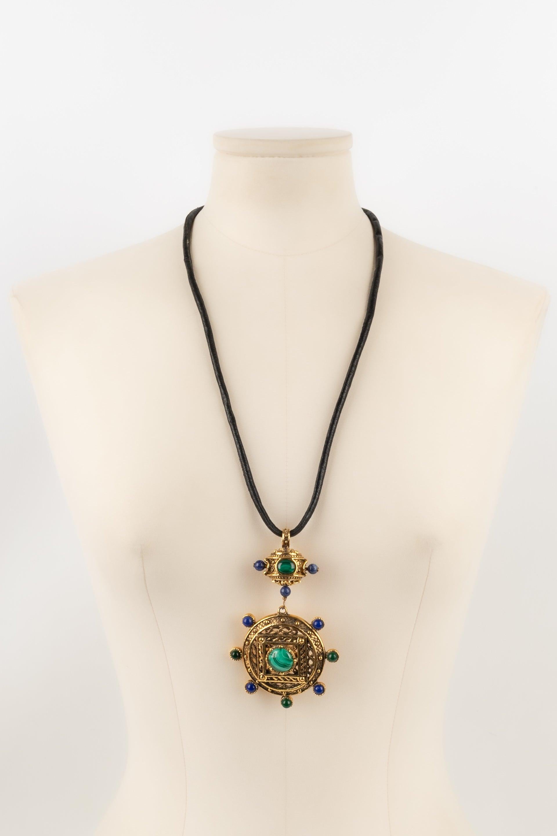 Dior - Leather necklace with a golden metal pendant and glass paste cabochons.

Additional information:
Condition: Very good condition
Dimensions: Length: 66 cm

Seller Reference: BC114
