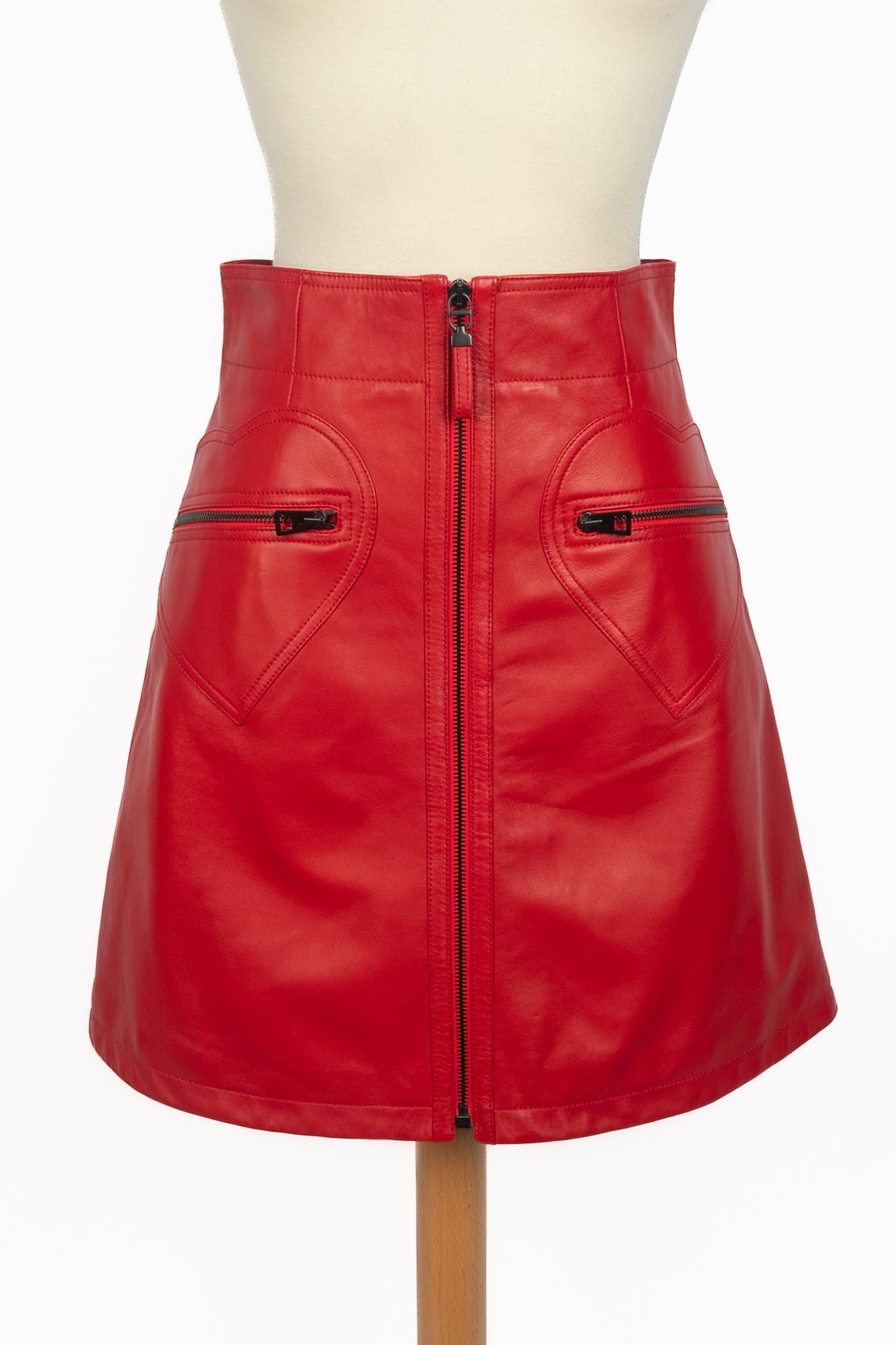 DIOR - (Made in Italy) Gonna corta a vita alta in pelle di agnello rossa. Indicata la taglia 34FR. Una collezione per il 2019 sotto la direzione artistica di Maria Grazia CHIURI.

Condizioni:
Ottime condizioni

Dimensioni:
Vita: 30 cm - Lunghezza: