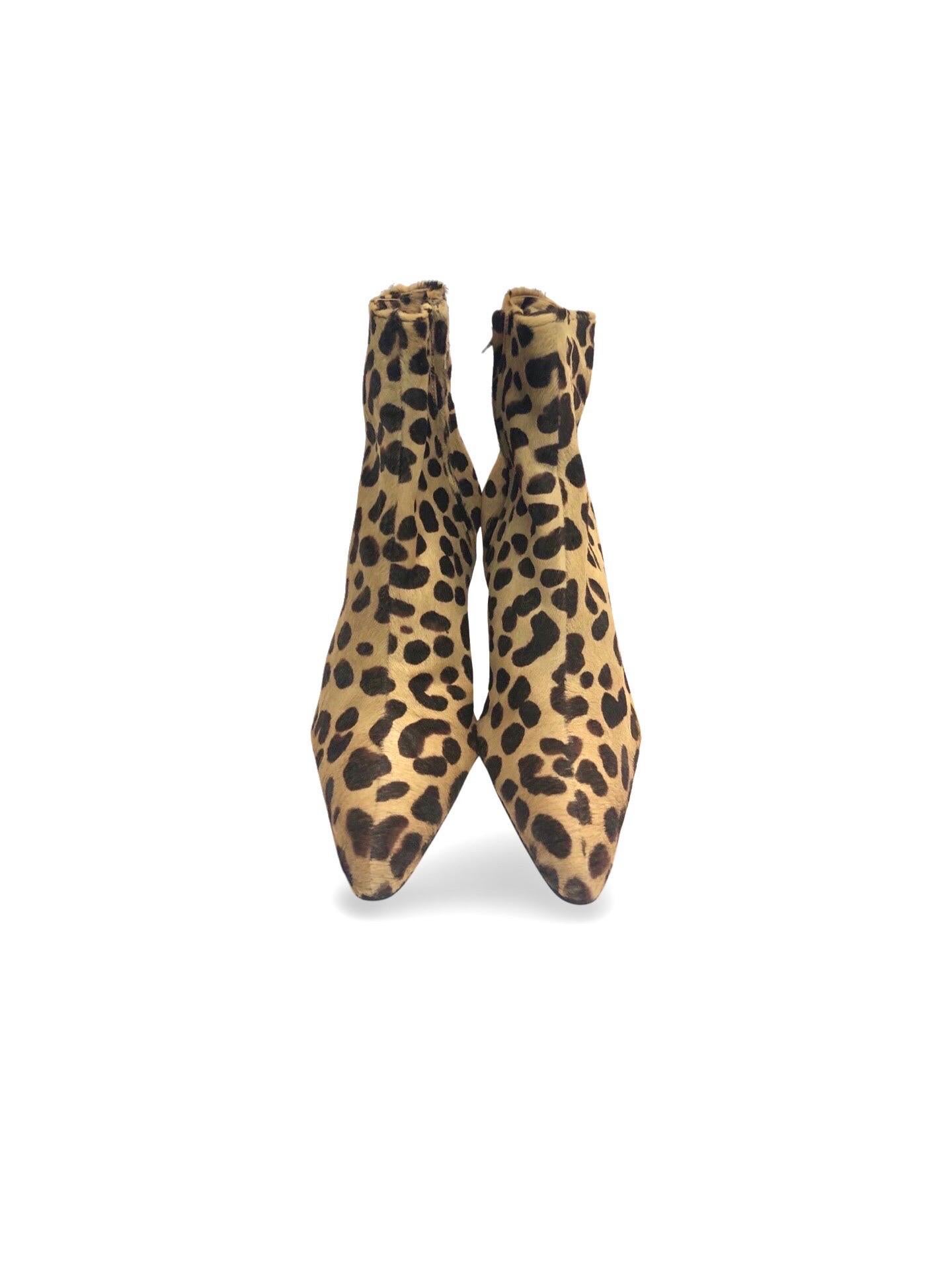 Christian Dior by John Galliano leopard pattern horse hair leather ankle boots. 

- Zip closure. 

- This boots have never been worn before. It is size 38. 



