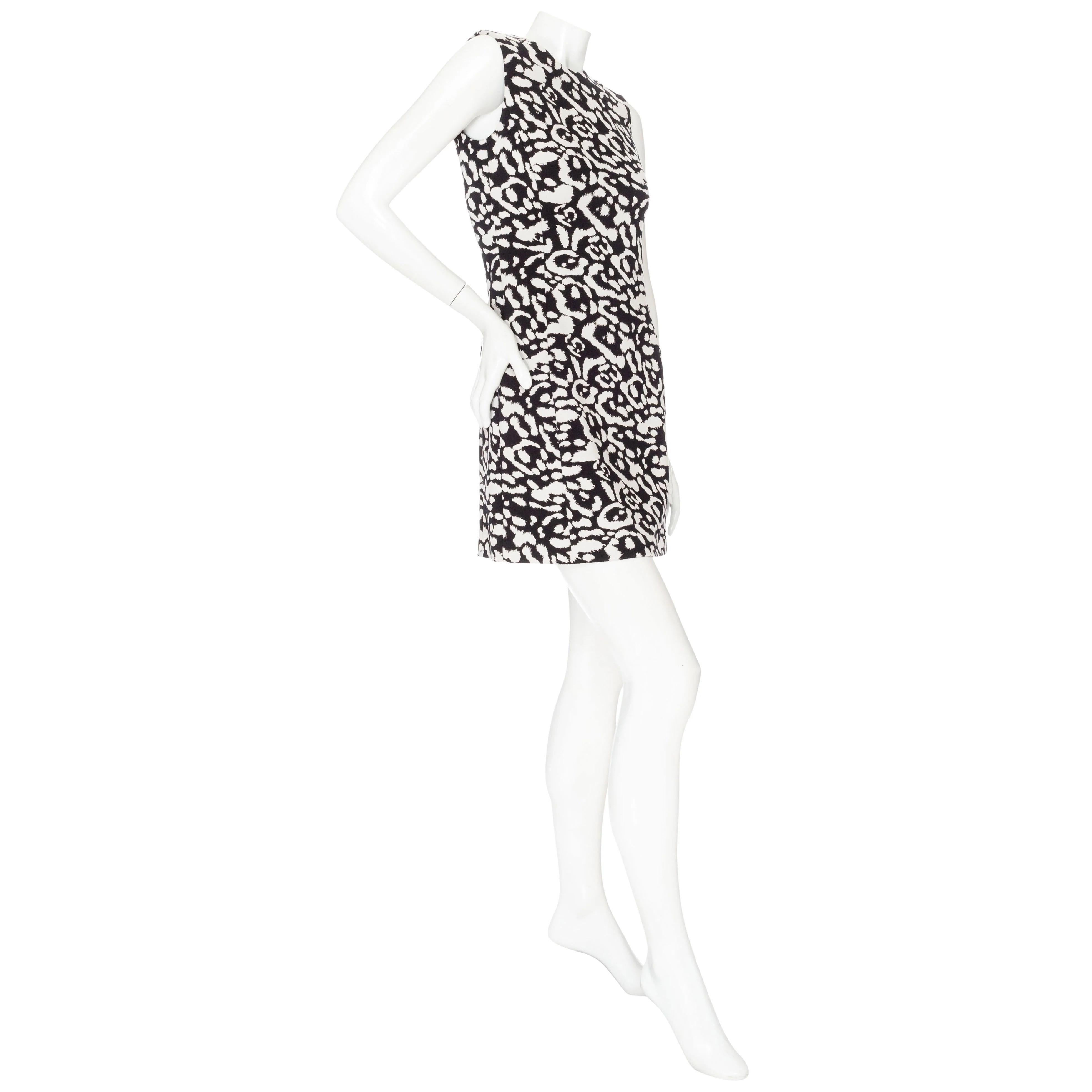 Christian Dior - Vestito leopardato jacquard in bianco e nero 

Nero/Bianco
Stampa animalier
Senza maniche
Scollo rotondo
Chiusura con cerniera sul retro
Silhouette a tubino
Lunghezza mini
Prodotto in Italia
77% poliestere, 20% poliammide, 3%