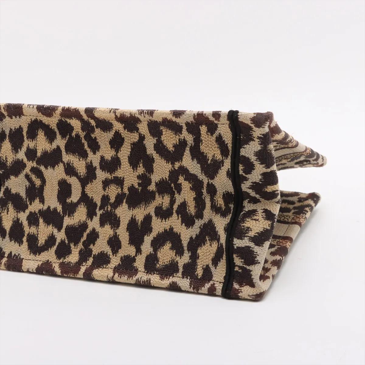 *Christian Dior Leopard Small Canvas Book Tote Bag im Zustand „Gut“ im Angebot in Indianapolis, IN