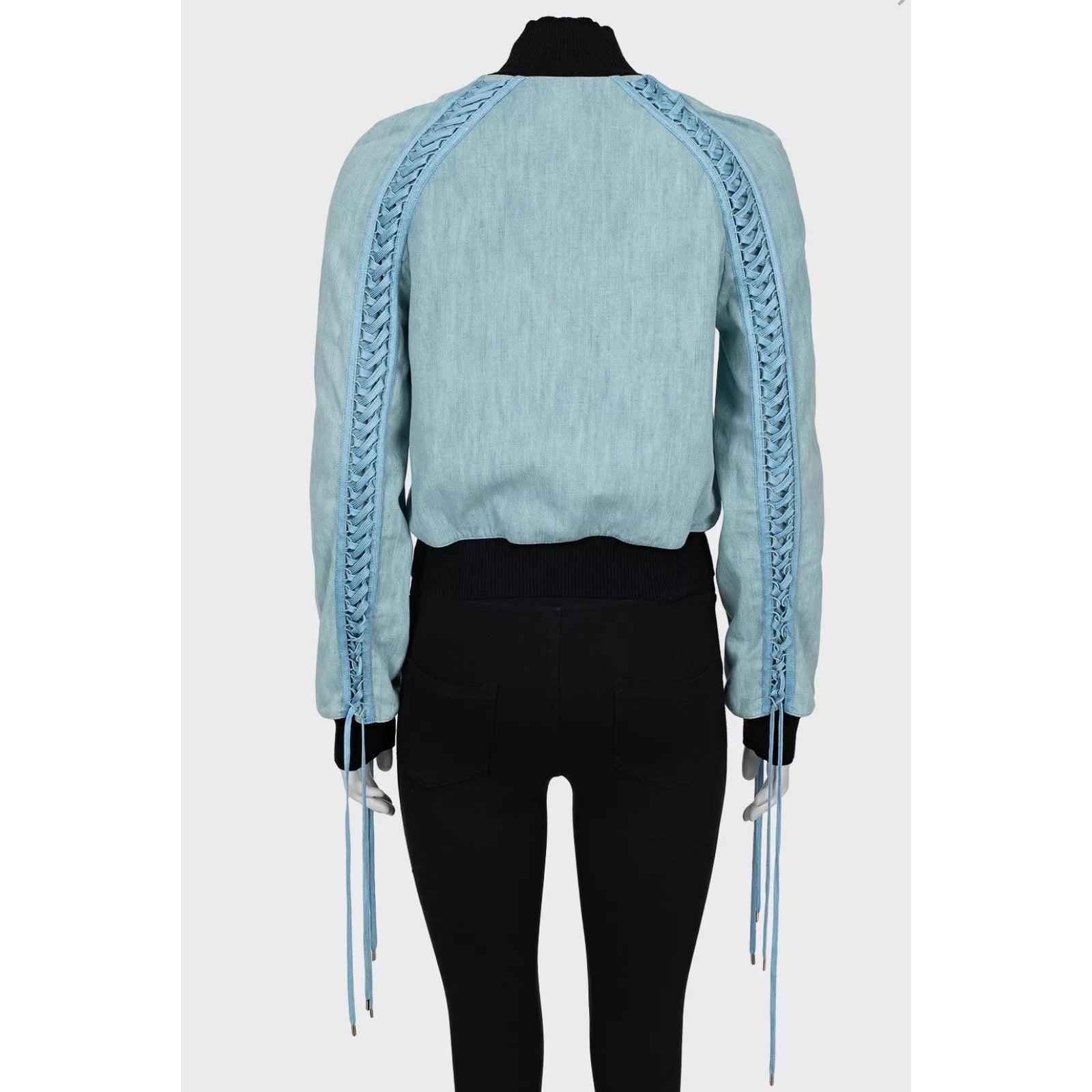 Élevez votre garde-robe avec cette veste chic Christian Dior bleu clair ! Cette pièce sophistiquée est dotée d'élégantes ferrures argentées et d'une silhouette ajustée flatteuse. La fermeture zippée pratique et les détails raffinés inspirés de la
