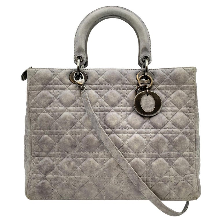 Christian Dior - Grand sac Lady Dior en cuir matelassé gris clair cannage  En vente sur 1stDibs