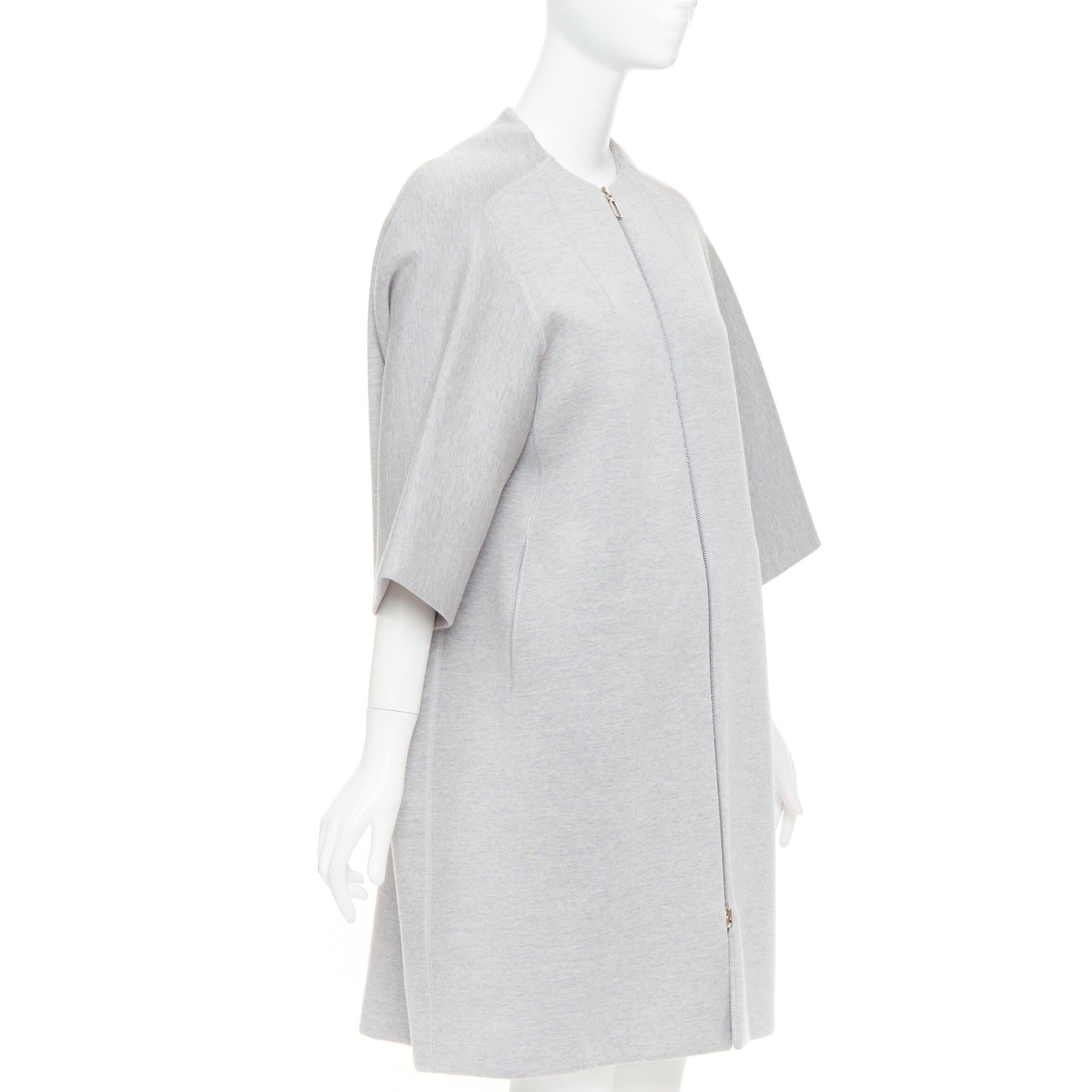 CHRISTIAN DIOR Cappotto a mezza manica in jersey di lana vergine grigio chiaro FR36 S
Riferimento: NKLL/A00582
Marchio: Dior
Stilista: MARIA GRAZIA CHIURI
Materiale: Lana vergine, misto
Colore: Grigio
Modello: Tinta unita
Chiusura: zip
Fodera: