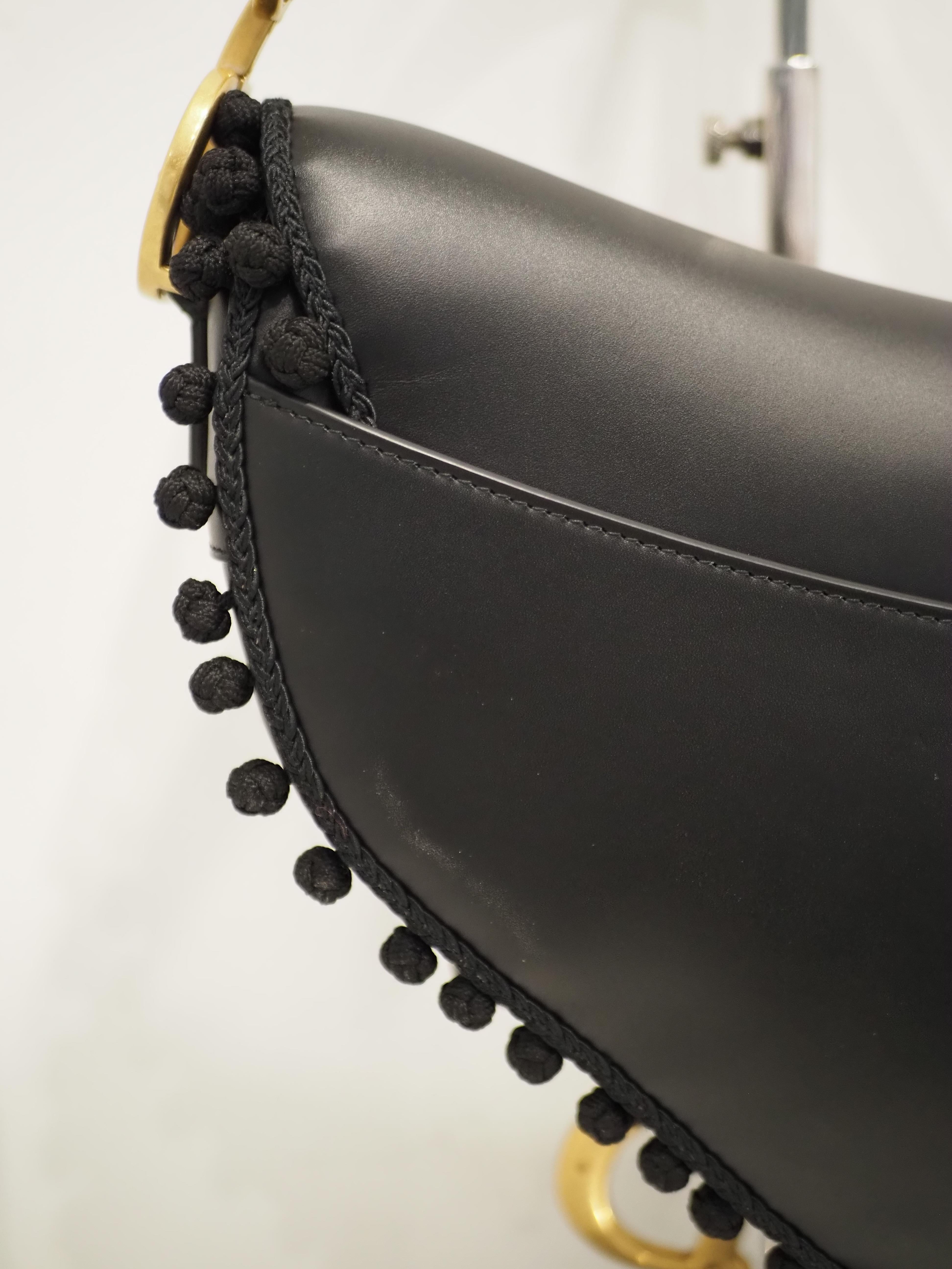 Christian Dior Limited Edition Schwarzer Leder- Pom Pom-Sattel aus Leder im Zustand „Hervorragend“ in Capri, IT