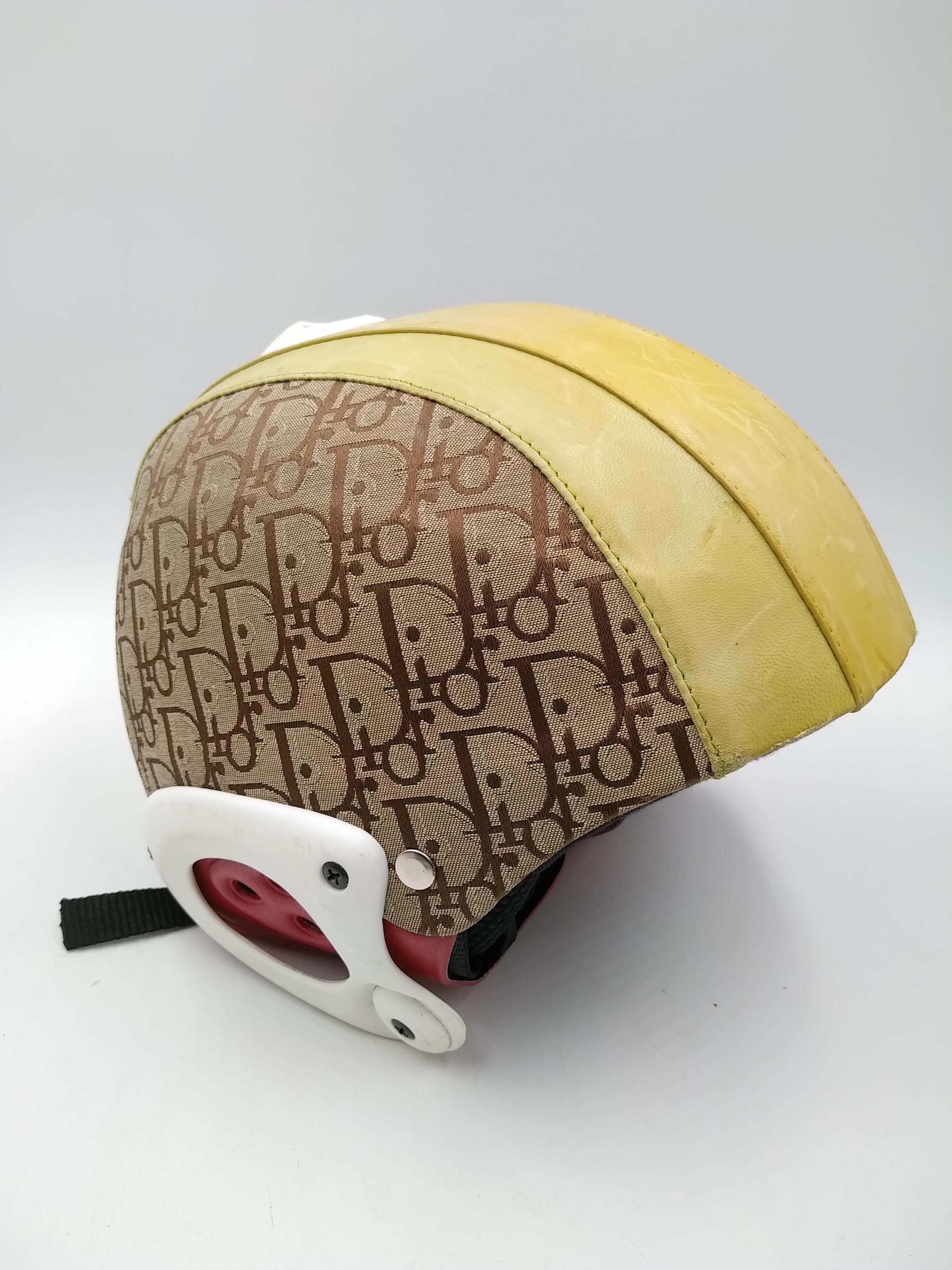 Christian Dior Limited edition Multicolor Rasta Trotter Alpine Sport Helmet, by John Galliano for the 2004 collection.
-100% authentic Christian Dior
- Chin strap Canvas & Leather
- For Alpine Sport 
- size L, 58/60
