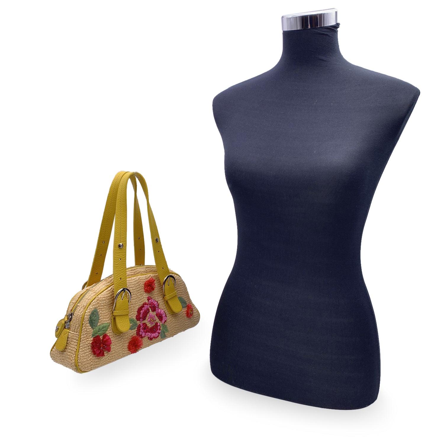 Limitierte Auflage der Christian Dior Handtasche aus Bast und gelbem Leder, aus der Collection'S 2005. Schöne Blumenstickerei auf der Vorderseite, oberer Reißverschluss. Beigefarbenes Innenfutter. Silberne Metallbeschläge. 1 Seitentasche mit