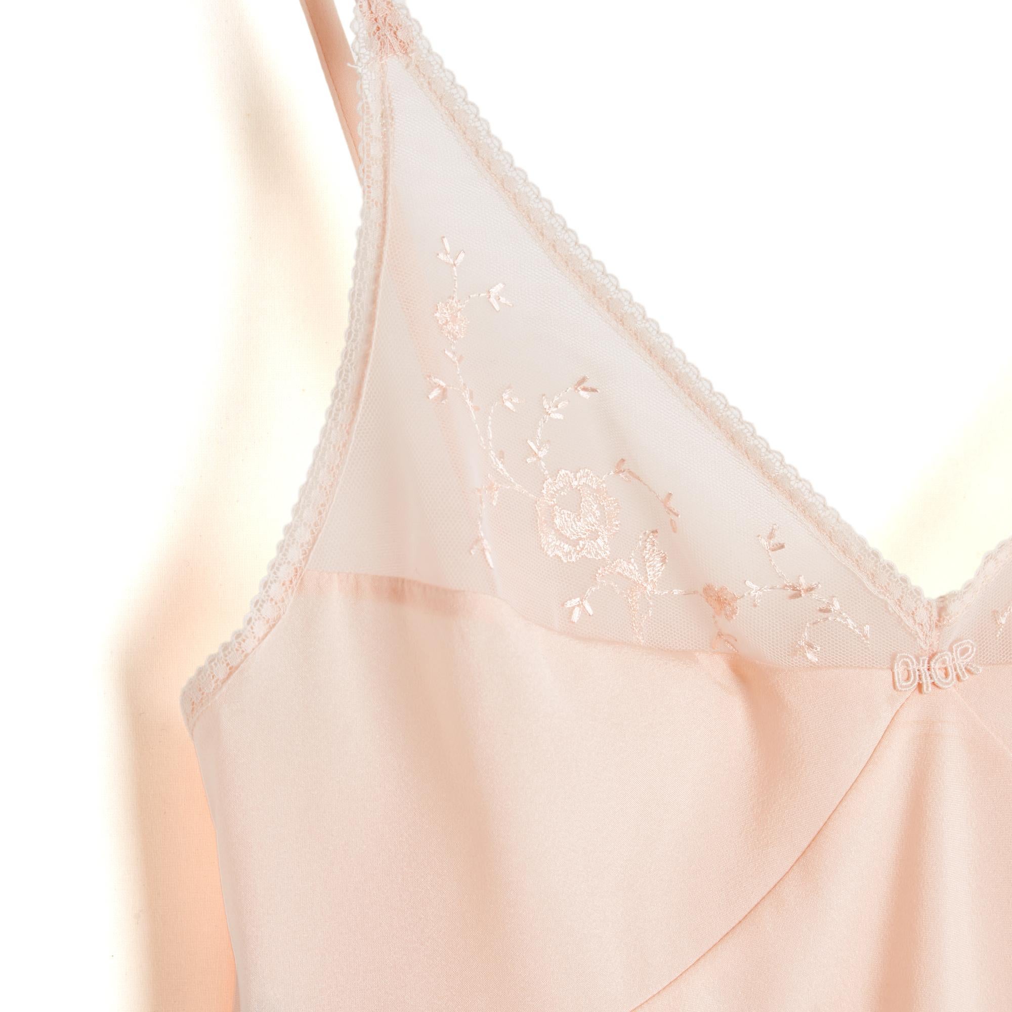 Christian Dior Lingerie Jumpsuit-Kleid aus rosafarbenem Polyester-Crêpe, dünne Träger, V-Ausschnitt mit Dior-Markenzeichen und Einsatz aus floraler Spitze auf der oberen Brust, Kleidersaum bestickt mit einem Mini-Krocket, Rockschlitz auf der linken