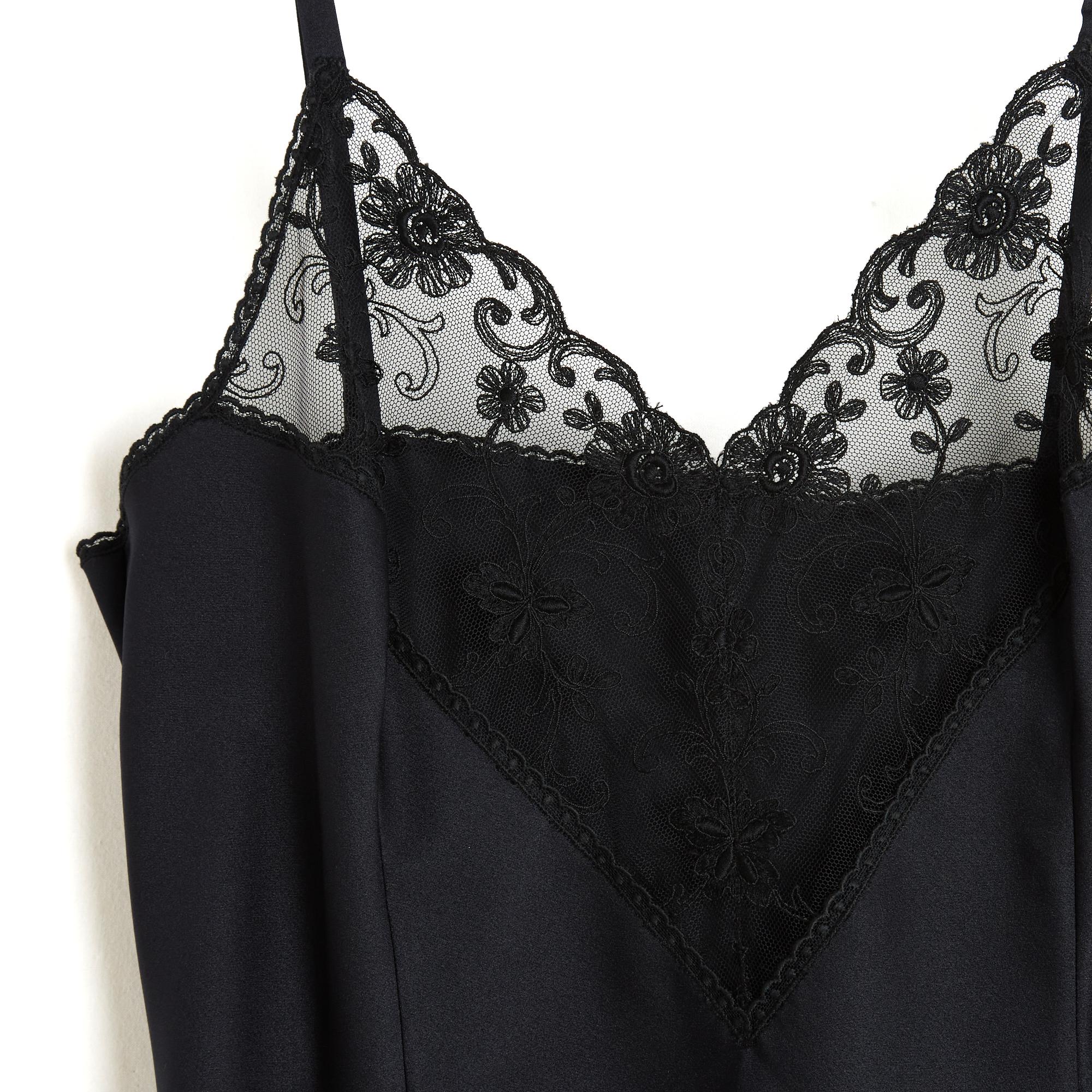 Abito tuta Christian Dior Lingerie in crepe di poliestere rosa, spalline sottili, scollatura a V con marchio Dior e inserto in pizzo floreale sulla parte superiore del petto, orlo del vestito ricamato con un mini croquet, spacco della gonna sul lato