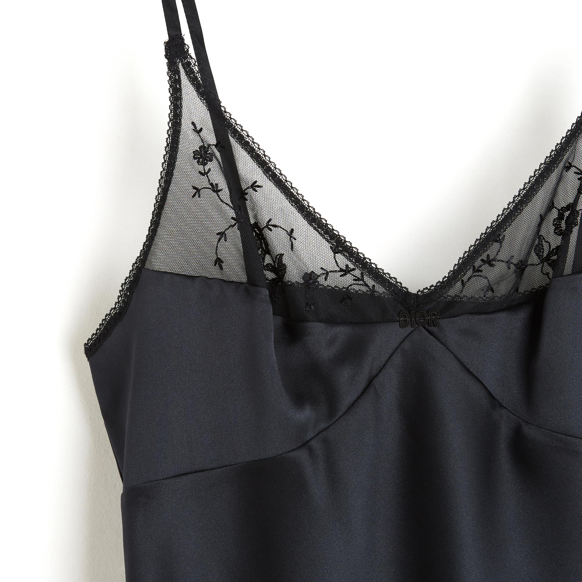 Abito tuta in raso di poliestere nero di Christian Dior Lingerie, spalline sottili, scollatura a V con marchio Dior e inserto in pizzo floreale sulla parte superiore del petto, orlo del vestito ricamato con un mini croquet, spacco della gonna sul