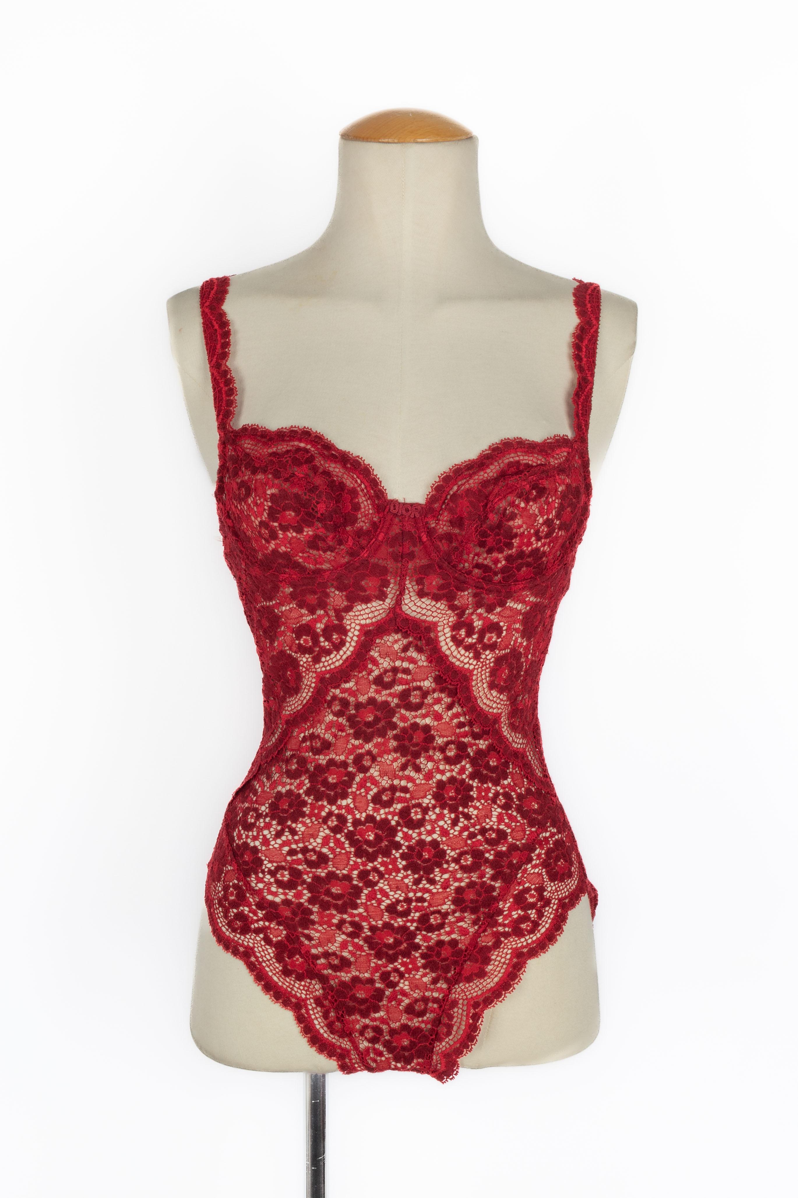 DIOR - (Made in France) Red lace bodysuit. Size 85B indicated.

Condition:
Very good condition

Dimensions:
Chest: 35 cm - Length: 53 cm

SKU:FH145