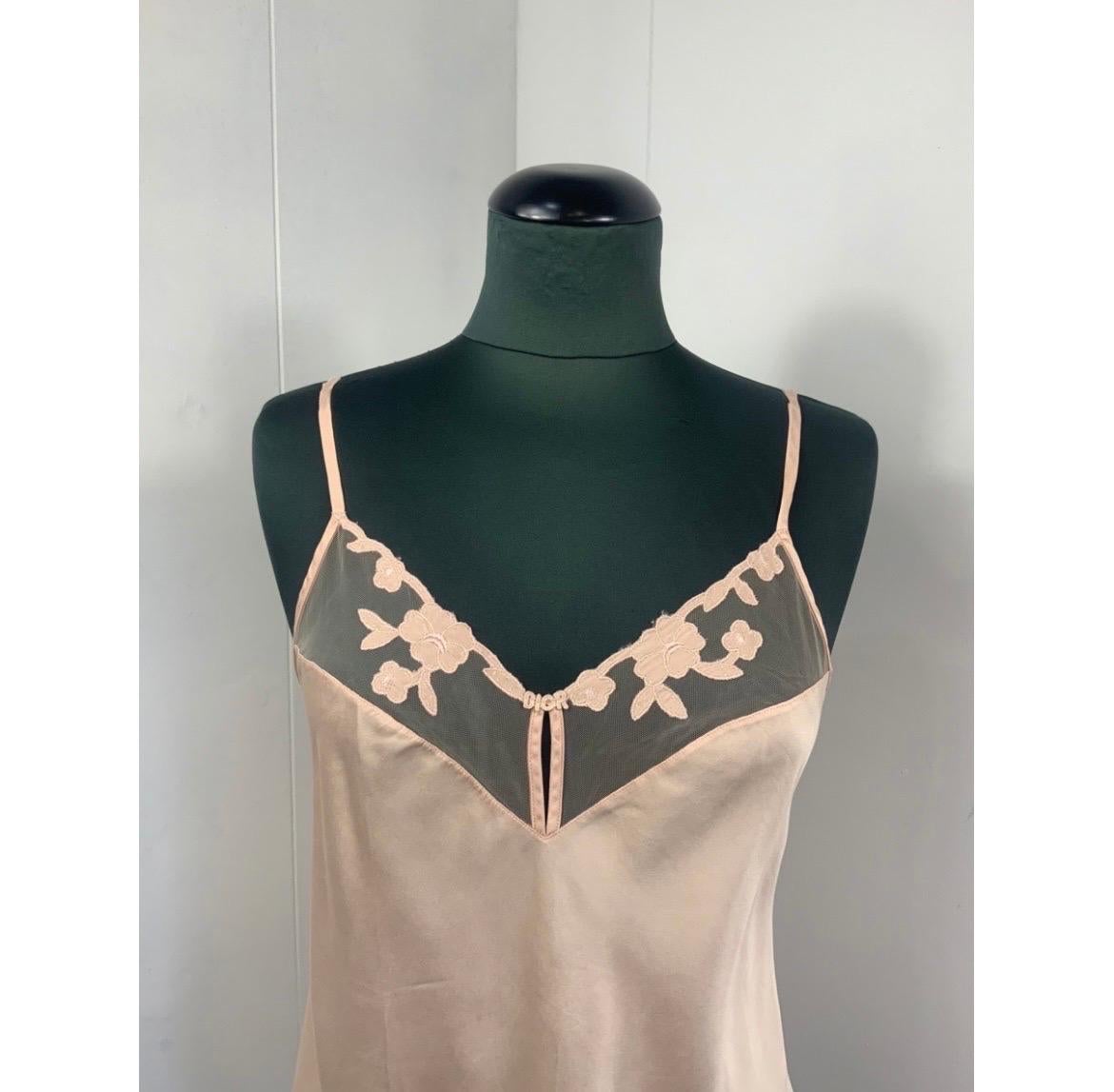 Christian Dior Lingerie. 
In pink silk. Vintage garment.
Size not indicated but wears an international S/M.
Bust 44 cm
Length 65 cm
It has an internal speck that shines slightly even on the outside.
Good general condition