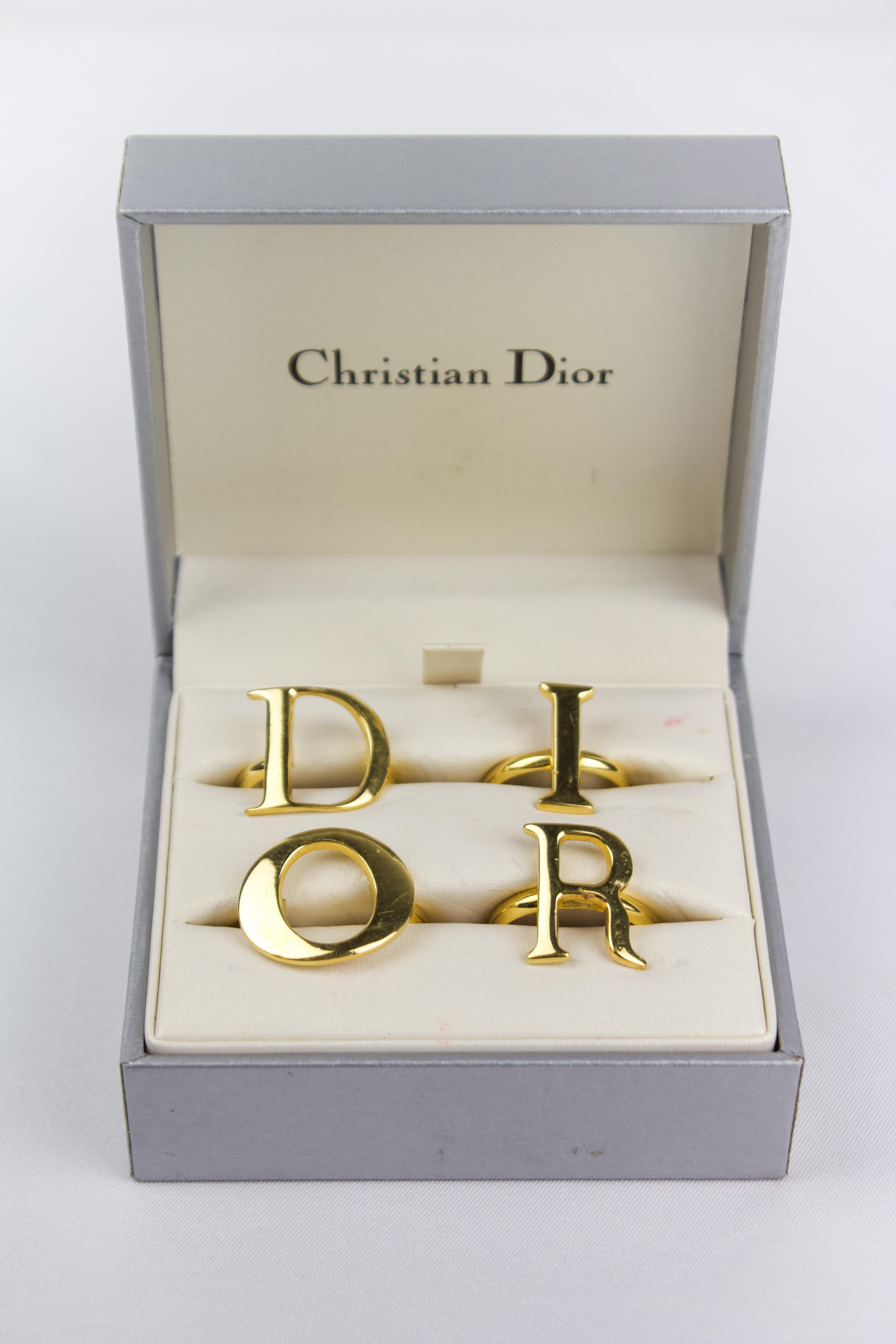 Anelli di bigiotteria regolabili con logo di John Galliano for Christian Dior, tonalità oro. Come quello visto su Carrie Bradshaw in Sex and The City. 

Condizione
Molto bene. Alcuni piccoli graffi dovuti all'età. Completo di scatola originale e
