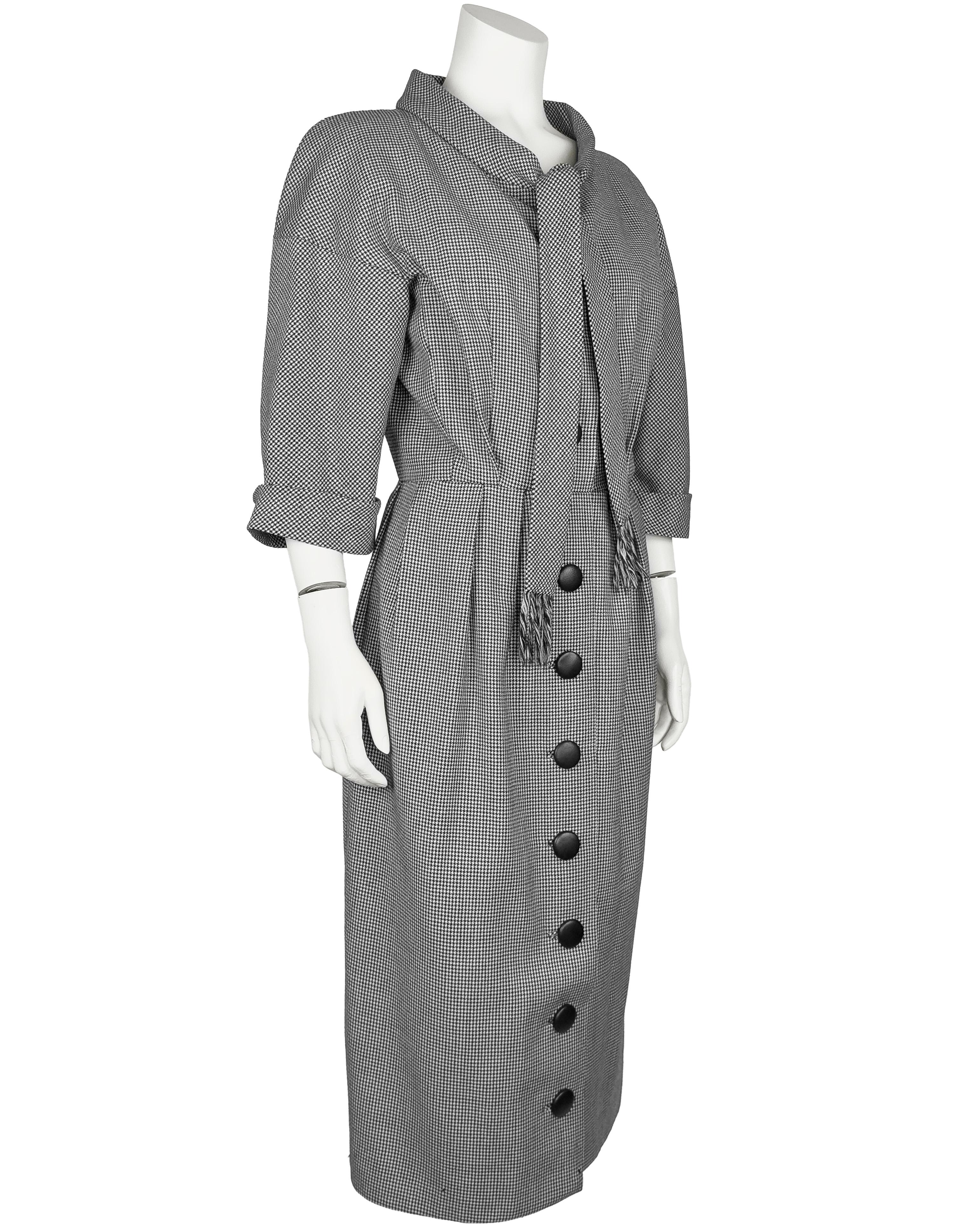 Schwarz-weißes Wollkleid mit Hahnentrittmuster und Jacke von Christian Dior London aus den 1960er Jahren. Die Ära von Miss Dior begann in den späten 1950er Jahren, und das ikonische schwarz-weiße Hahnentrittmuster fand sich in der Kleidung, den