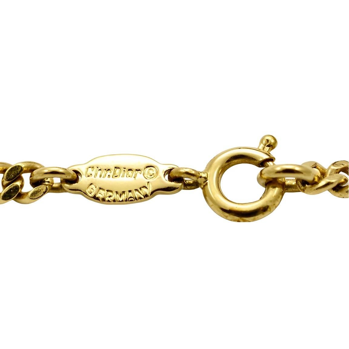 Christian Dior gold plated curb link chain necklace, with ornate detail. Measuring length 77.8 cm / 30.6 inches. There is some wear to the gold plating.

This is a beautiful and stylish chain necklace from the couture house of Christian Dior. Circa