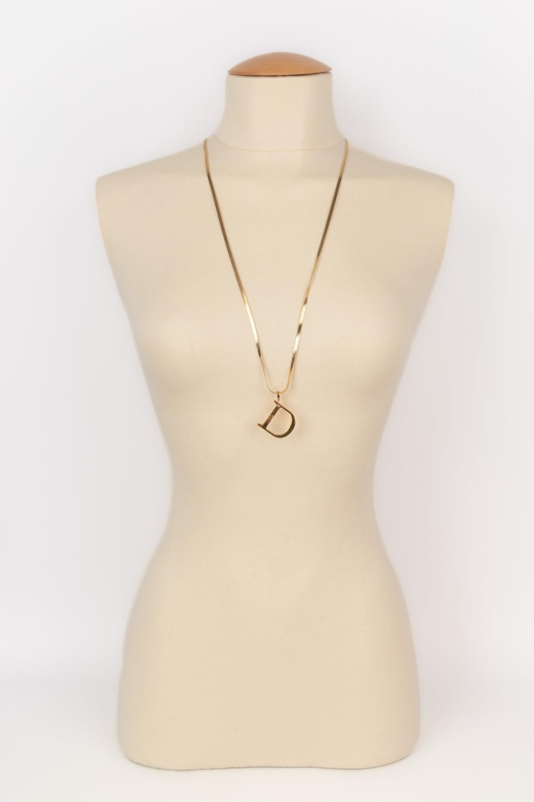 DIOR - Long golden metal necklace with a golden metal 'D' pendant.

Additional information:
Condition: Very good condition
Dimensions: Length: from 78 cm to 88 cm

SKU:BC120