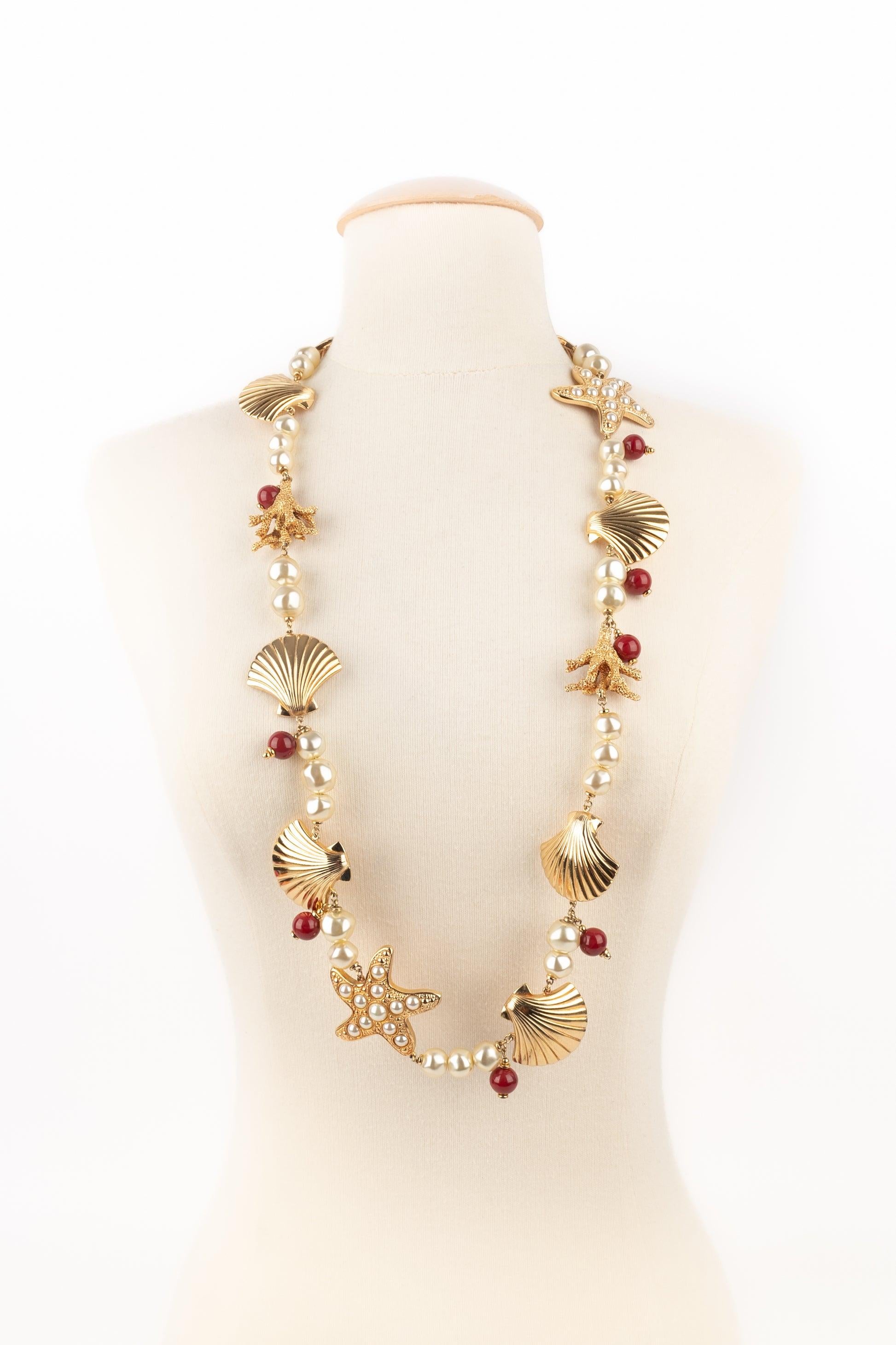 Dior - Collana lunga in metallo dorato con perle di costume e perle di vetro rosse.

Informazioni aggiuntive:
Condizioni: Ottime condizioni
Dimensioni: Lunghezza: 96 cm

Riferimento del venditore: BC147