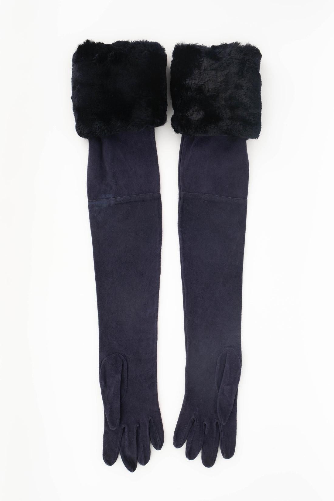 Christian Dior - Long purple inside-out leather gloves with black fur.

Additional information:
Condition: Very good condition
Dimensions: Length: 81 cm

Seller Reference: ACC241