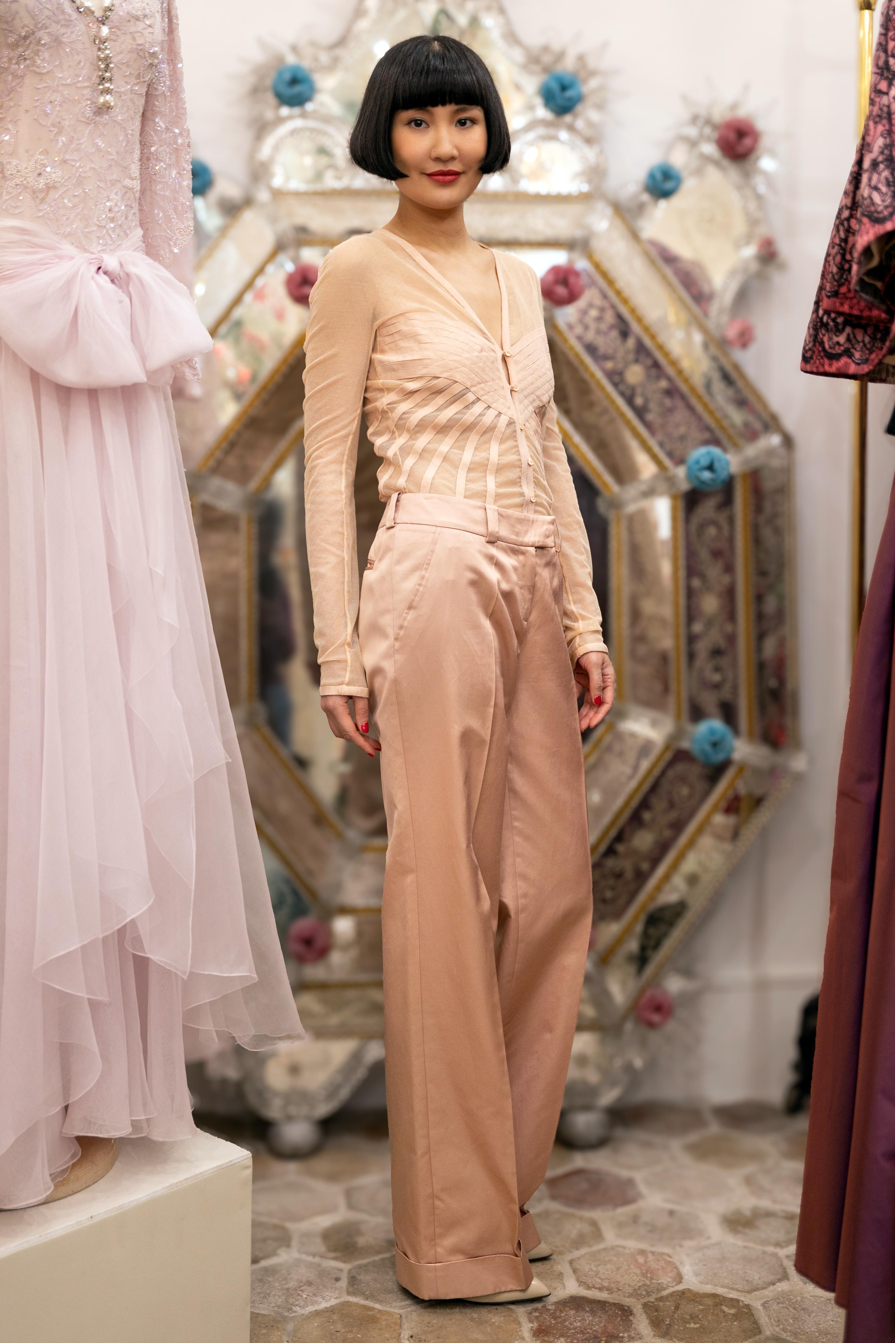 Dior -(Made in France) Long sleeve top in pale pink tulle. Size 40FR. Fall-Winter 2004 collection.

Additional information:

Dimensions: 
Shoulder width: 38 cm 
Chest: 44 cm 
Sleeve length: 65 cm

Condition: 
Very good condition
Seller Ref number: