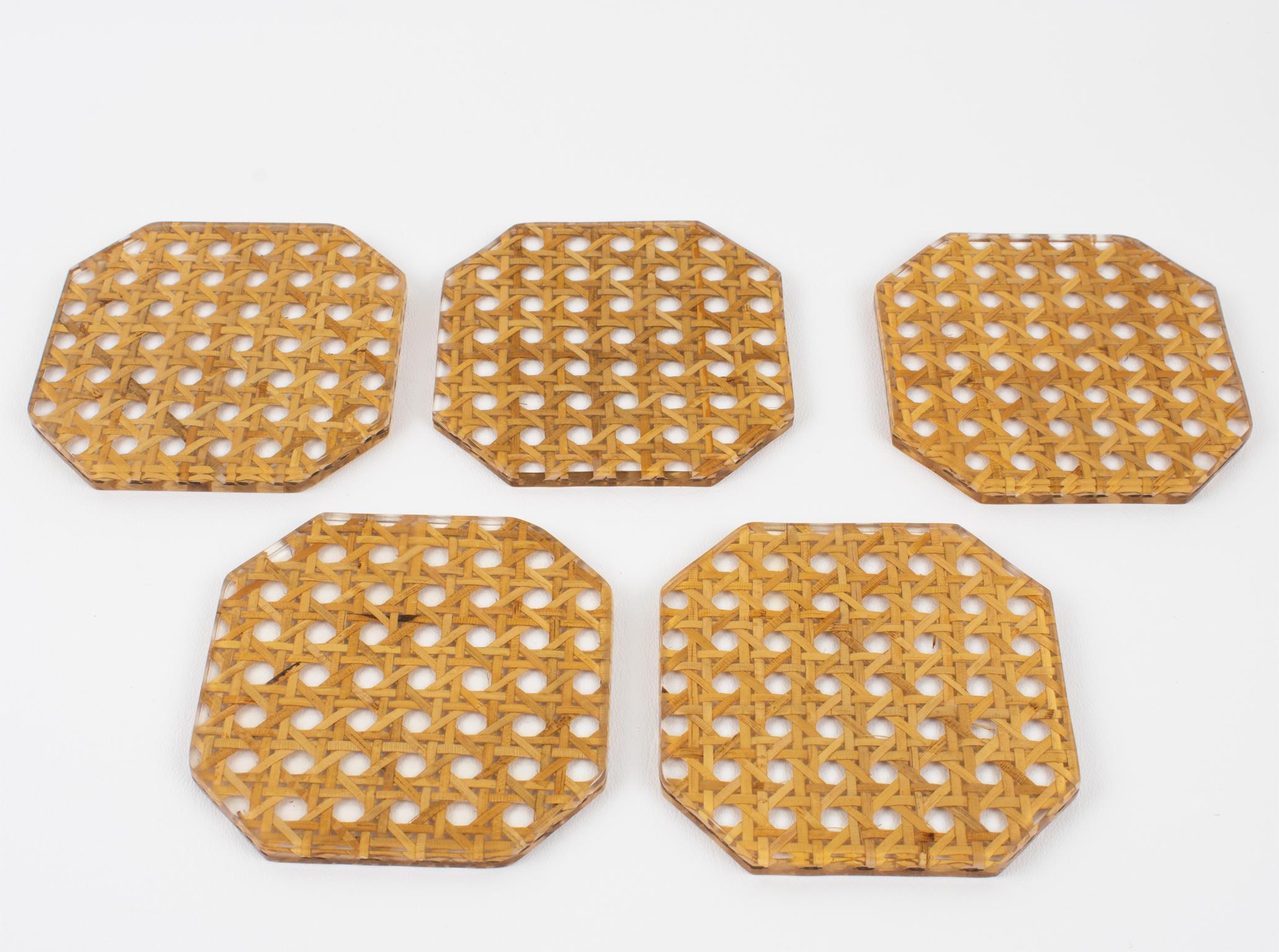 Set élégant de cinq sous-verres conçu par Christian Dior pour sa Home Collectional dans les années 1970. Forme carrée avec coins coupés. Lucite ou acrylique cristallin avec du rotin naturel, de l'osier ou du cannage incorporé dans le matériau. Il