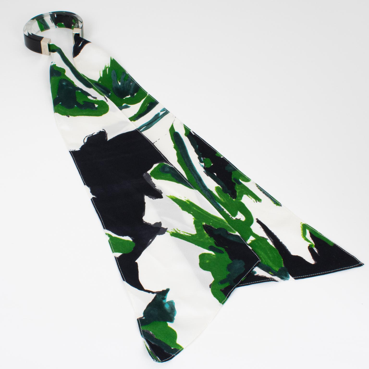Christian Dior Bracelet jonc en lucite avec écharpe en soie verte, noire et blanche en vente 5