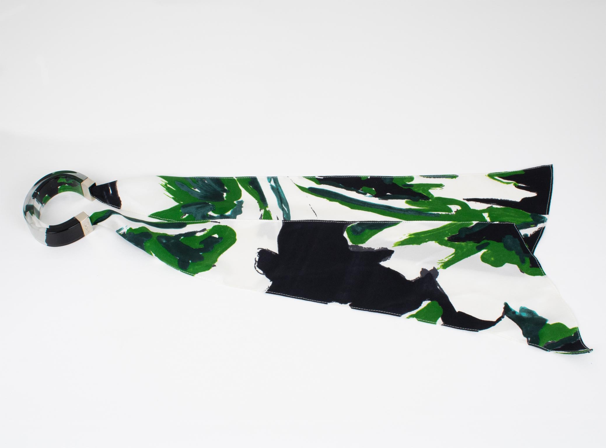 Christian Dior Bracelet jonc en lucite avec écharpe en soie verte, noire et blanche en vente 6
