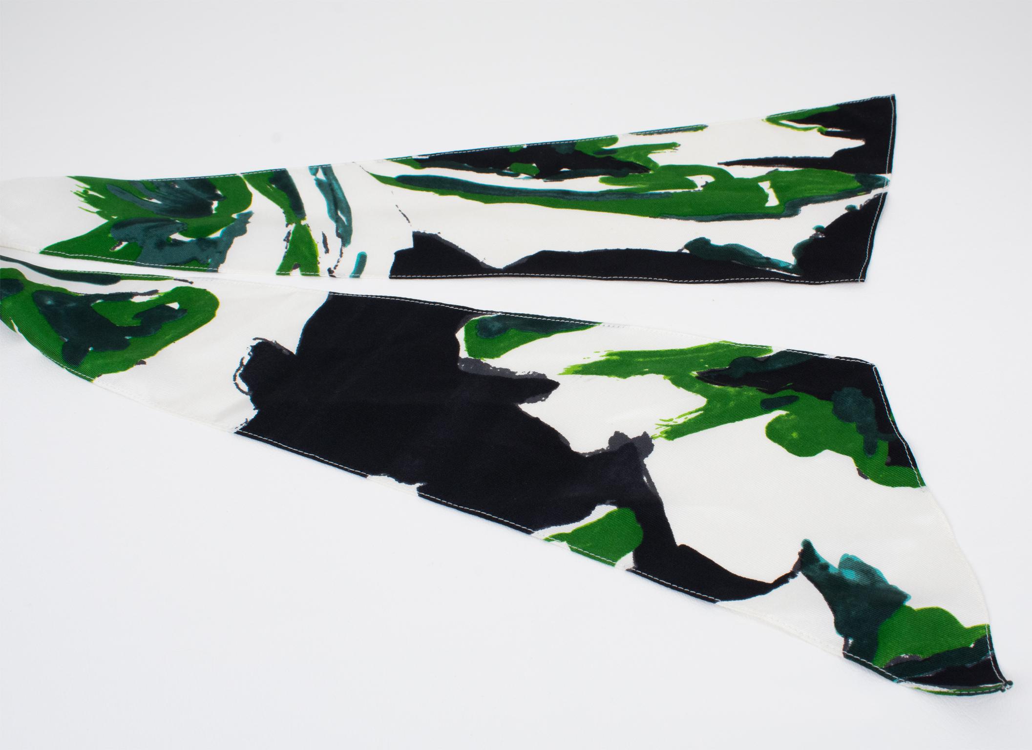 Christian Dior Bracelet jonc en lucite avec écharpe en soie verte, noire et blanche en vente 7