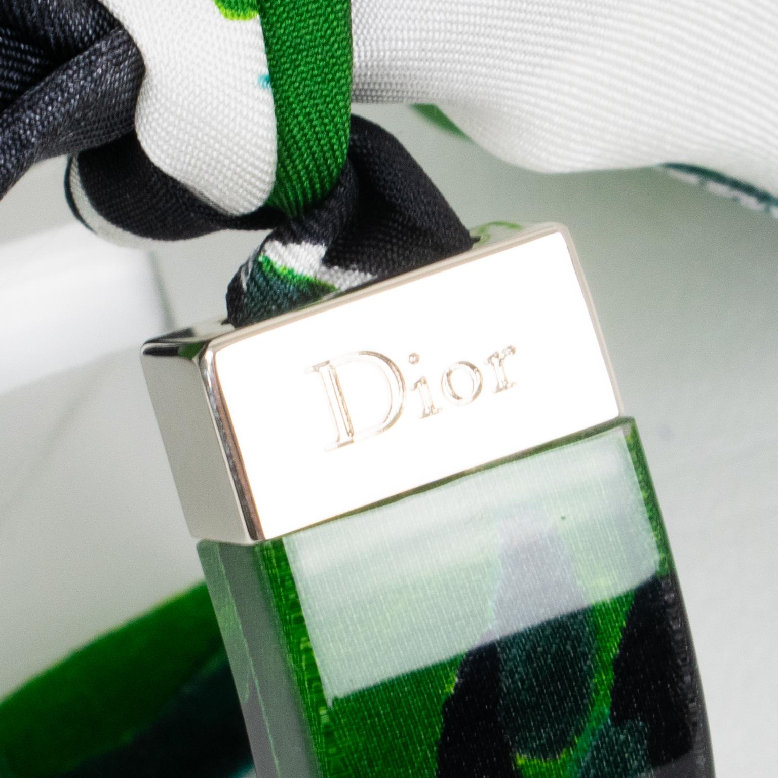 Christian Dior Bracelet jonc en lucite avec écharpe en soie verte, noire et blanche en vente 9