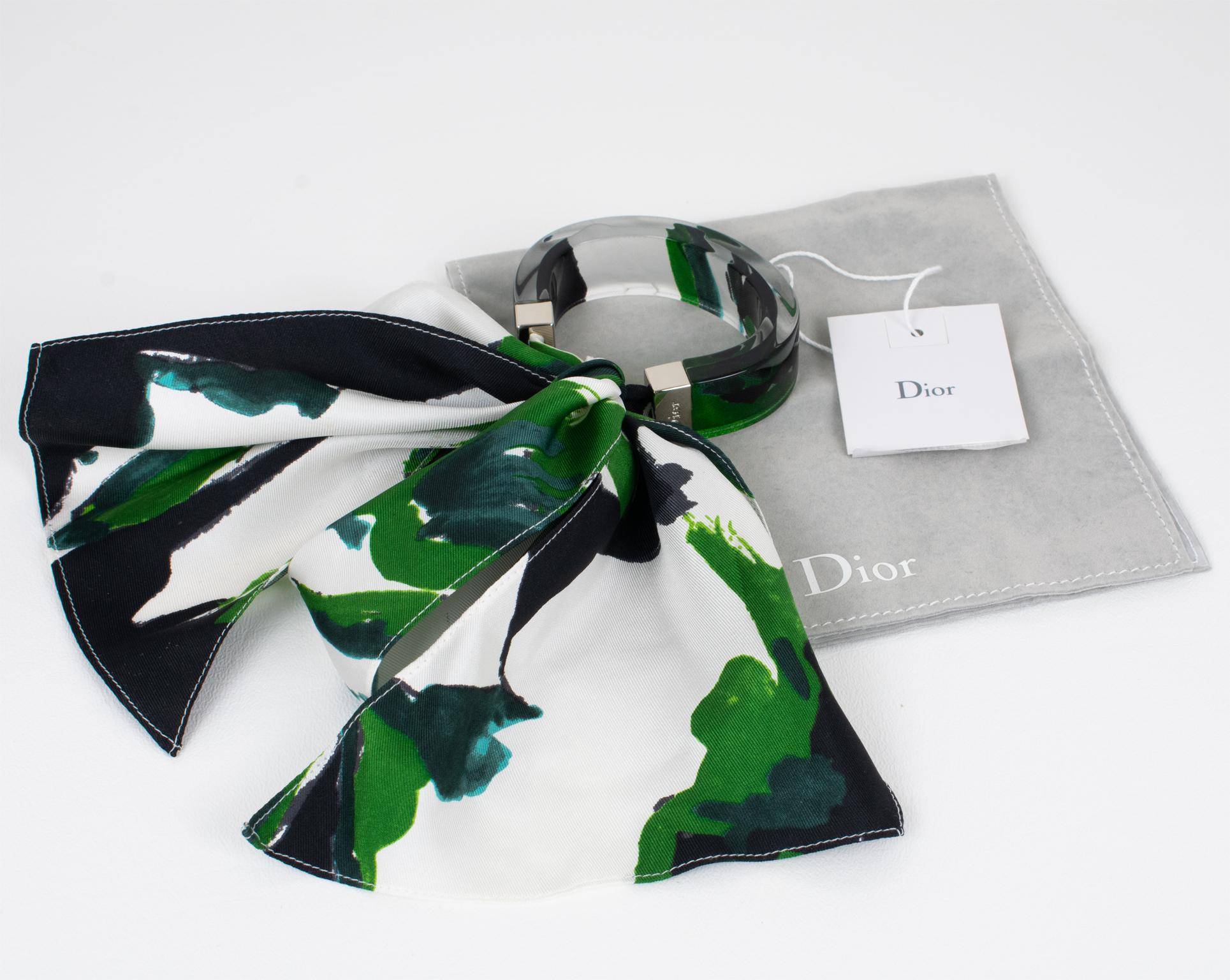 Christian Dior Bracelet jonc en lucite avec écharpe en soie verte, noire et blanche en vente 10