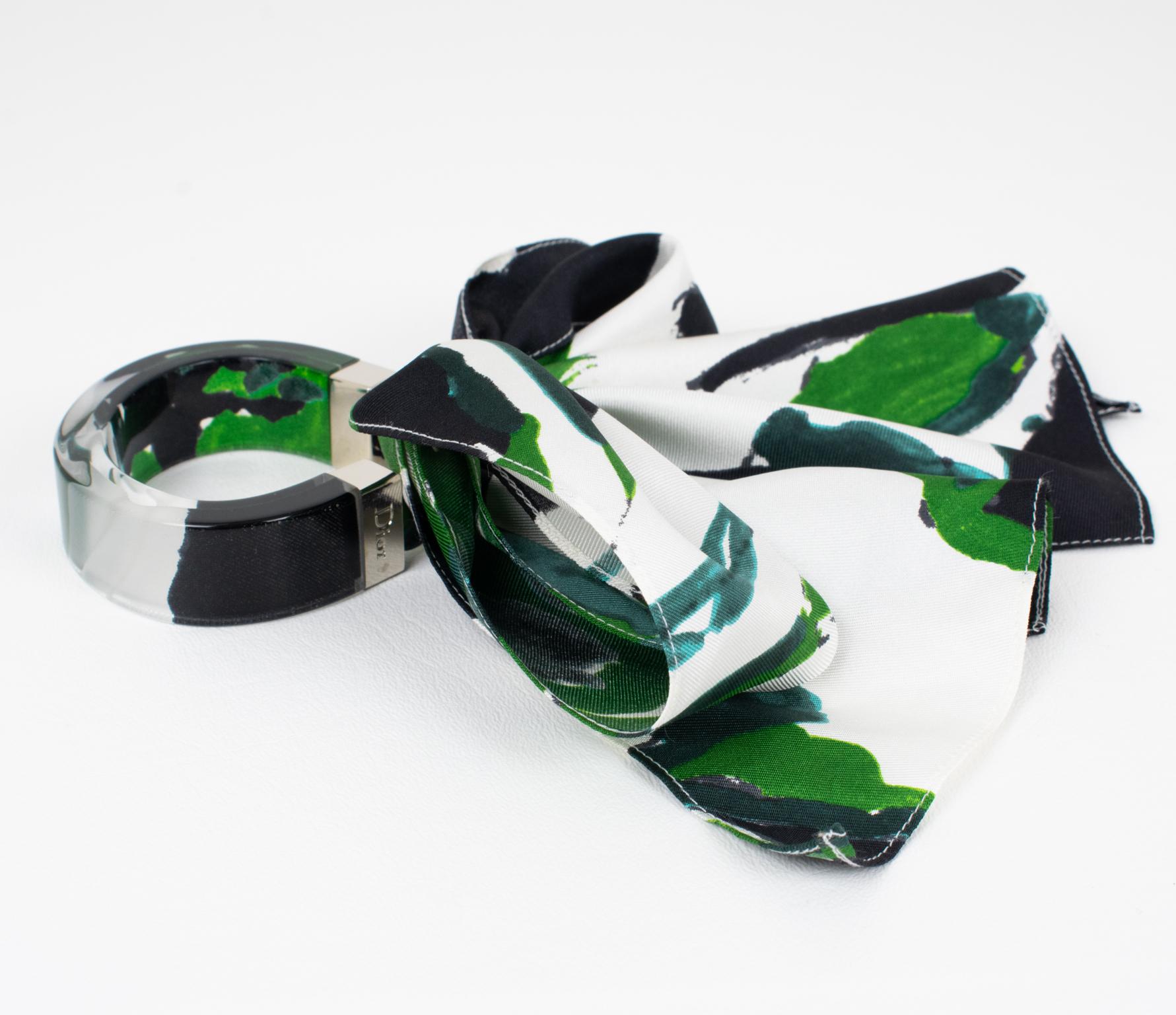 Christian Dior Bracelet jonc en lucite avec écharpe en soie verte, noire et blanche Unisexe en vente