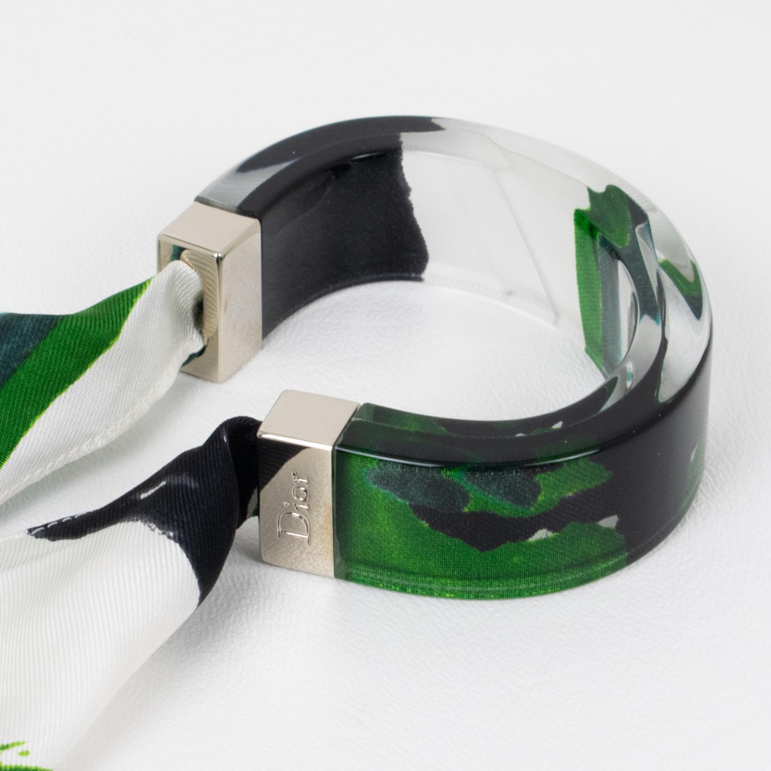 Christian Dior Bracelet jonc en lucite avec écharpe en soie verte, noire et blanche en vente 1