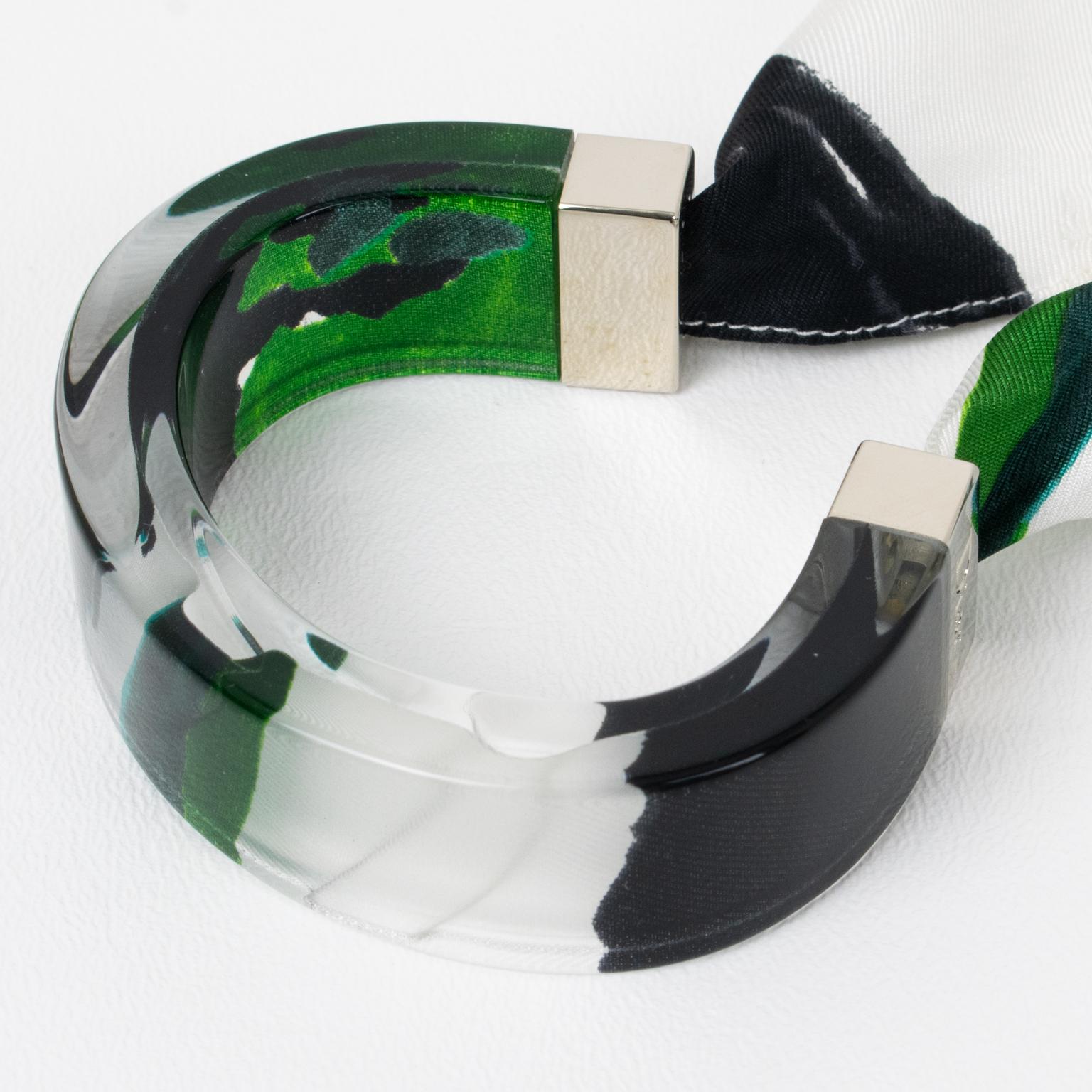 Christian Dior Bracelet jonc en lucite avec écharpe en soie verte, noire et blanche en vente 3