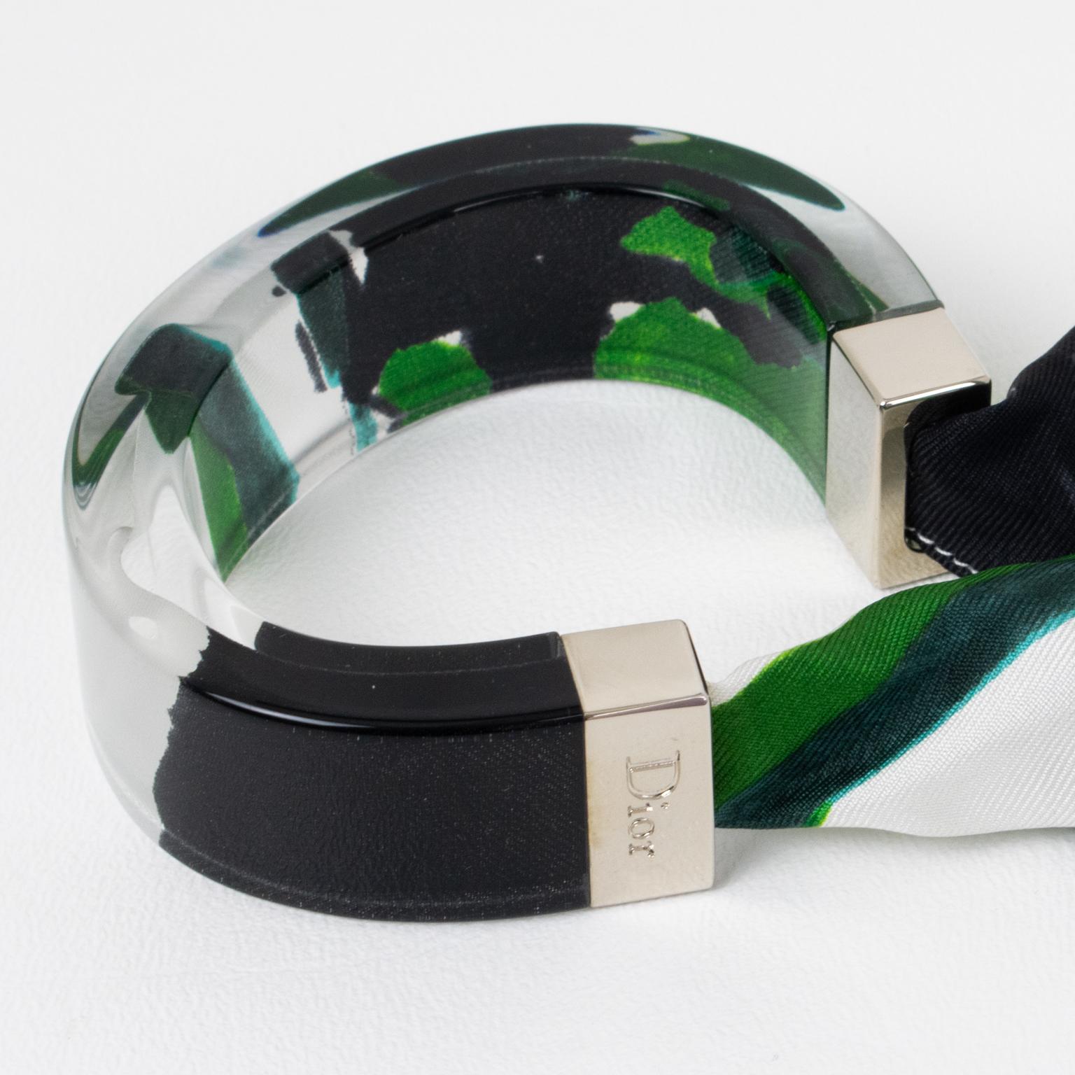 Christian Dior Bracelet jonc en lucite avec écharpe en soie verte, noire et blanche en vente 4