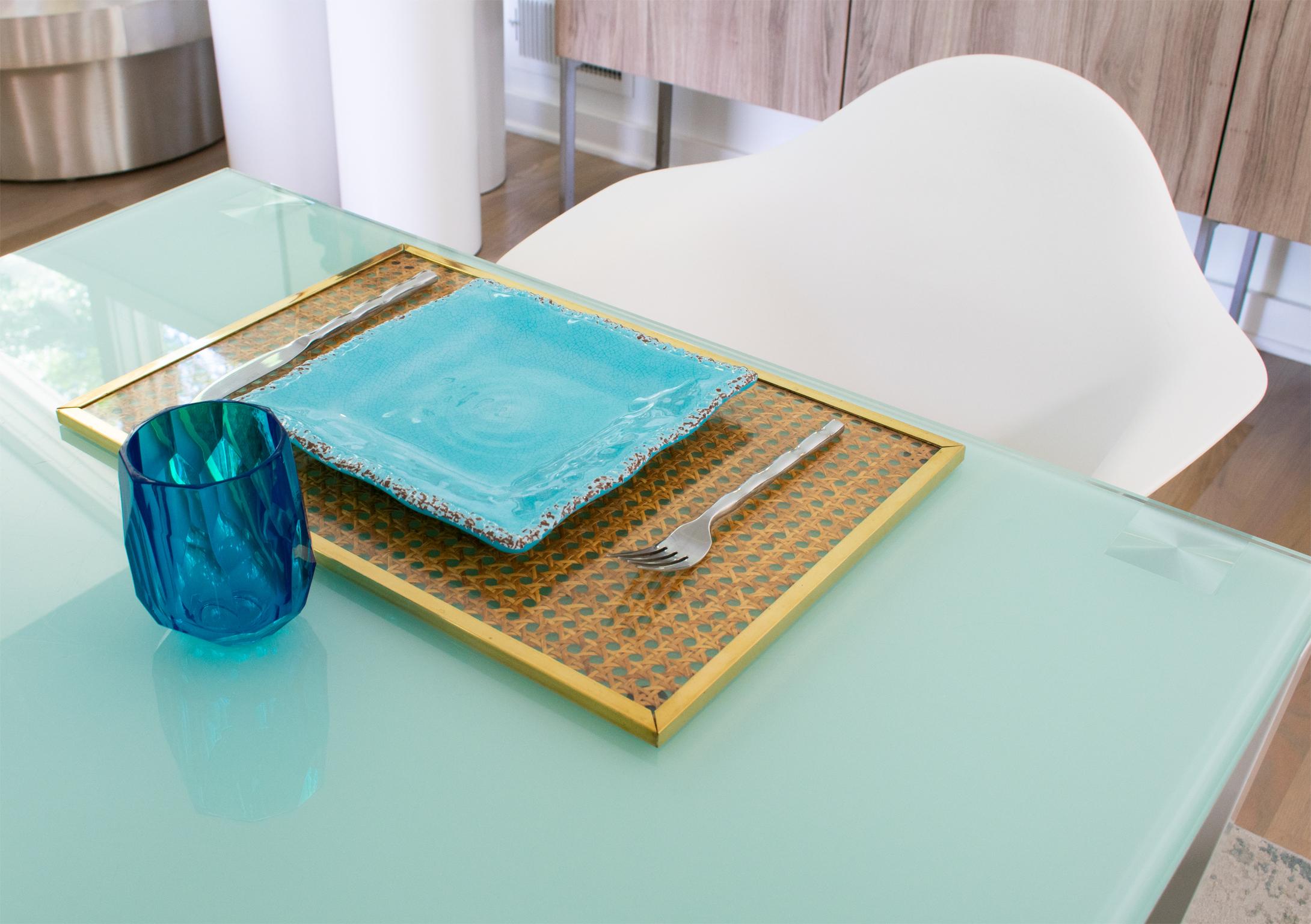 Sets de table ou chargeurs en lucite, osier et laiton de Christian Dior, 6 pièces en vente 3