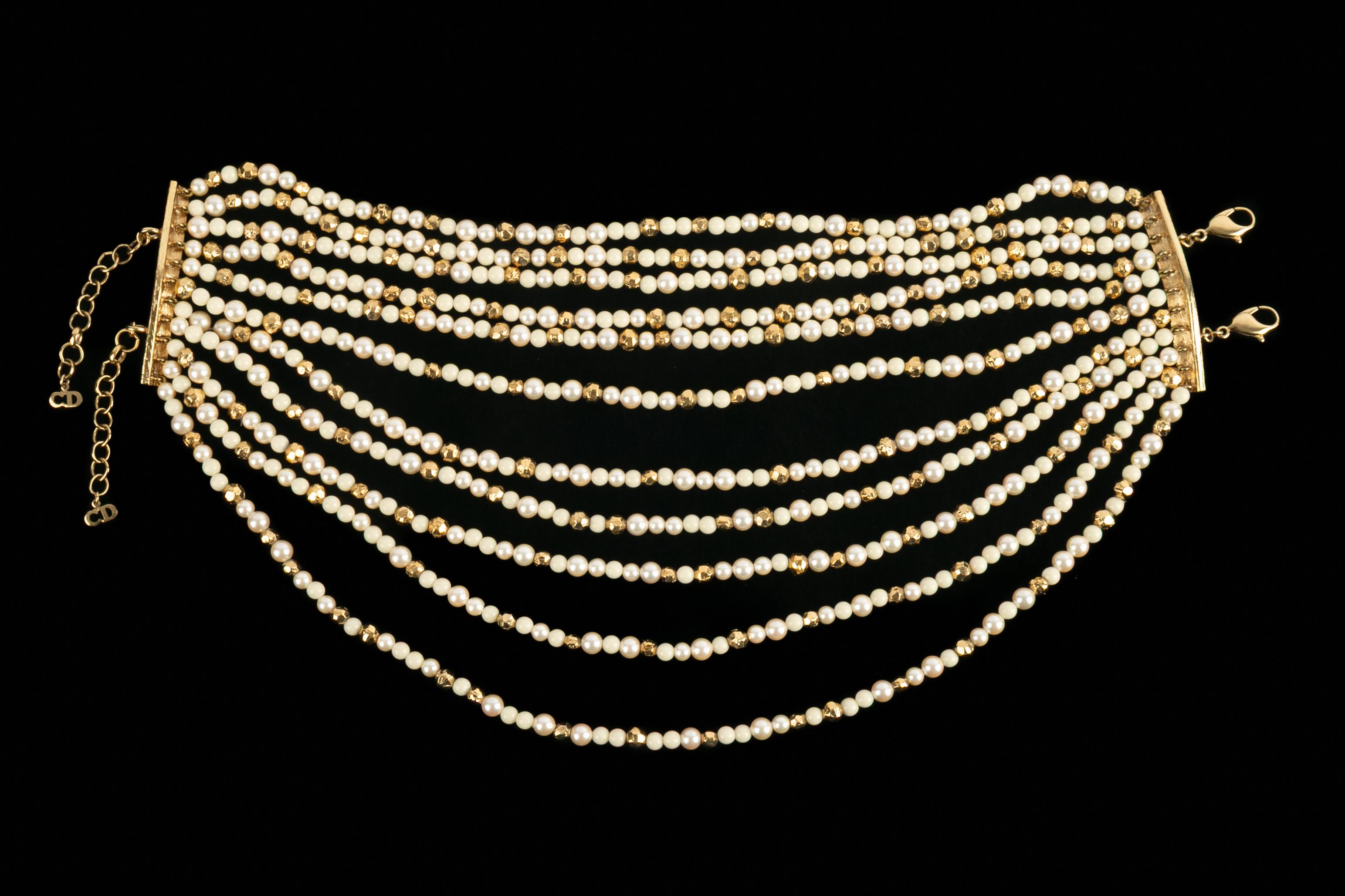 DIOR - (Fabricado en Francia) Collar gargantilla de perlas de fantasía de varias vueltas con perlas blancas y doradas. Joyas de la década de 2000 bajo la dirección artística de John Galliano.

Estado:
Muy buen estado

Dimensiones:
Longitud: de 33 cm