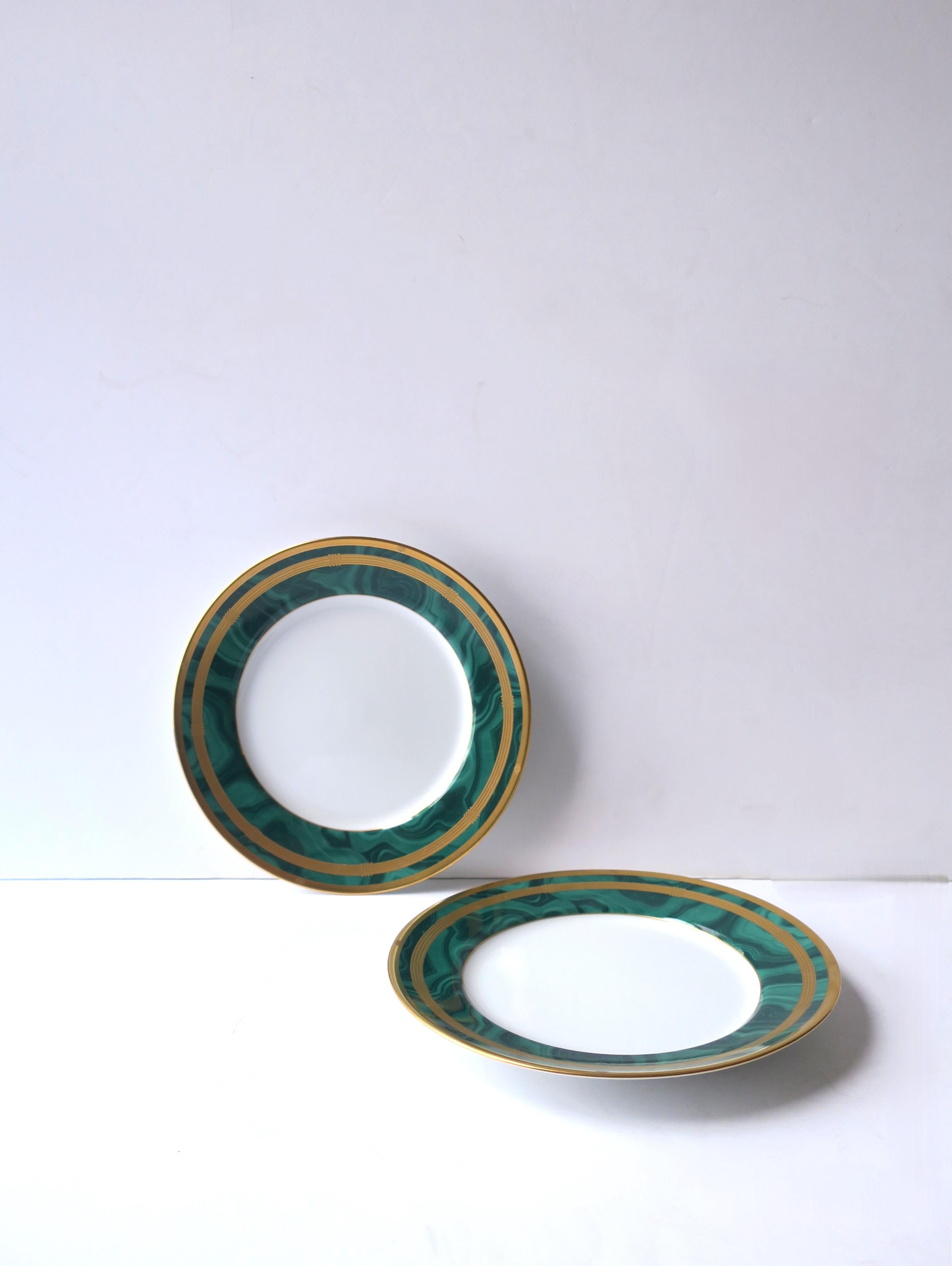 Una bellissima e rara coppia/set di due (2) piatti da insalata in porcellana verde malachite e oro 'Guadron' della lussuosa Maison francese Christian Dior, circa alla fine del XX secolo. I piatti possono essere utilizzati tutti i giorni (colazione,