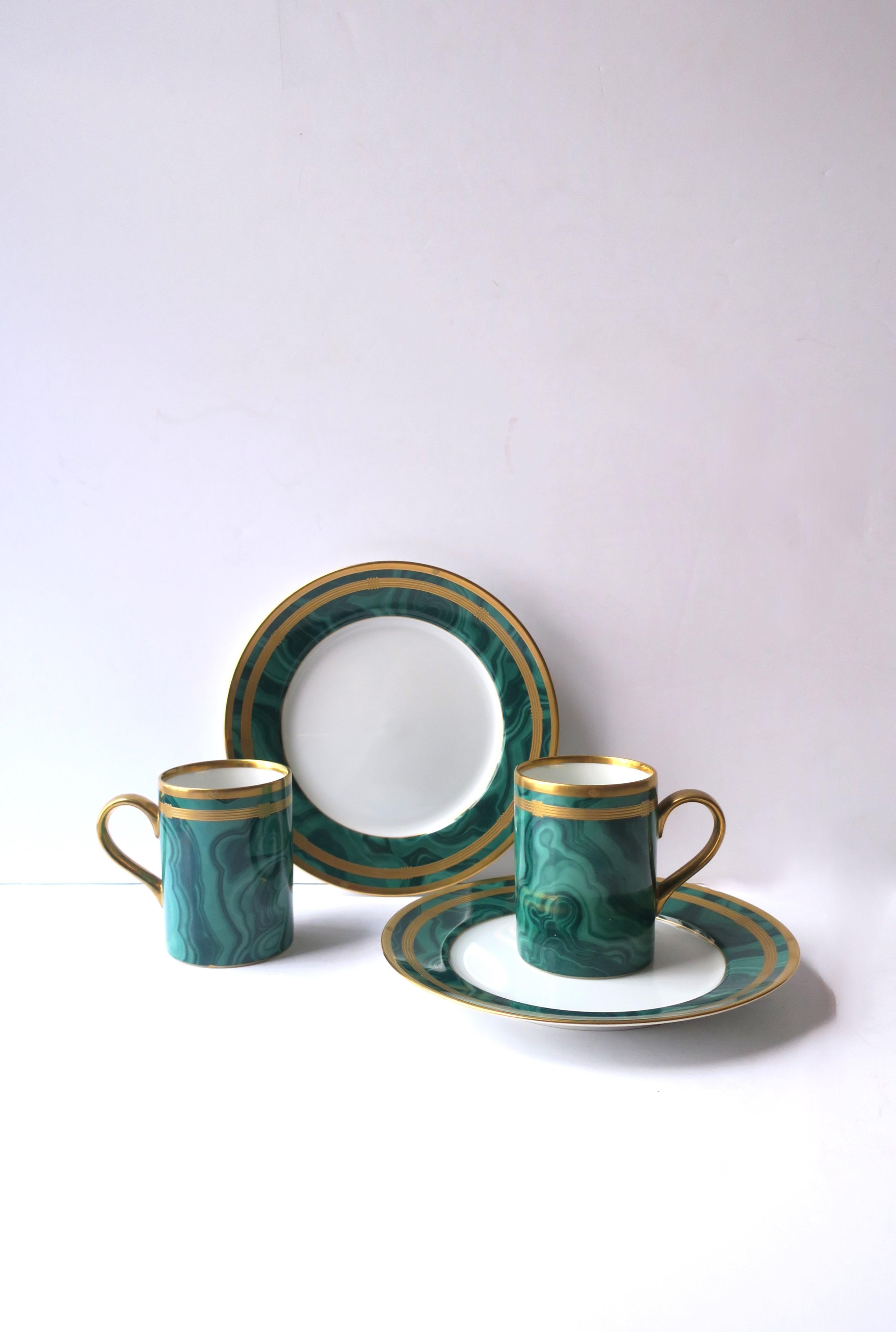 Porcellana Piatti di porcellana alla malachite di Christian Dior, coppia in vendita