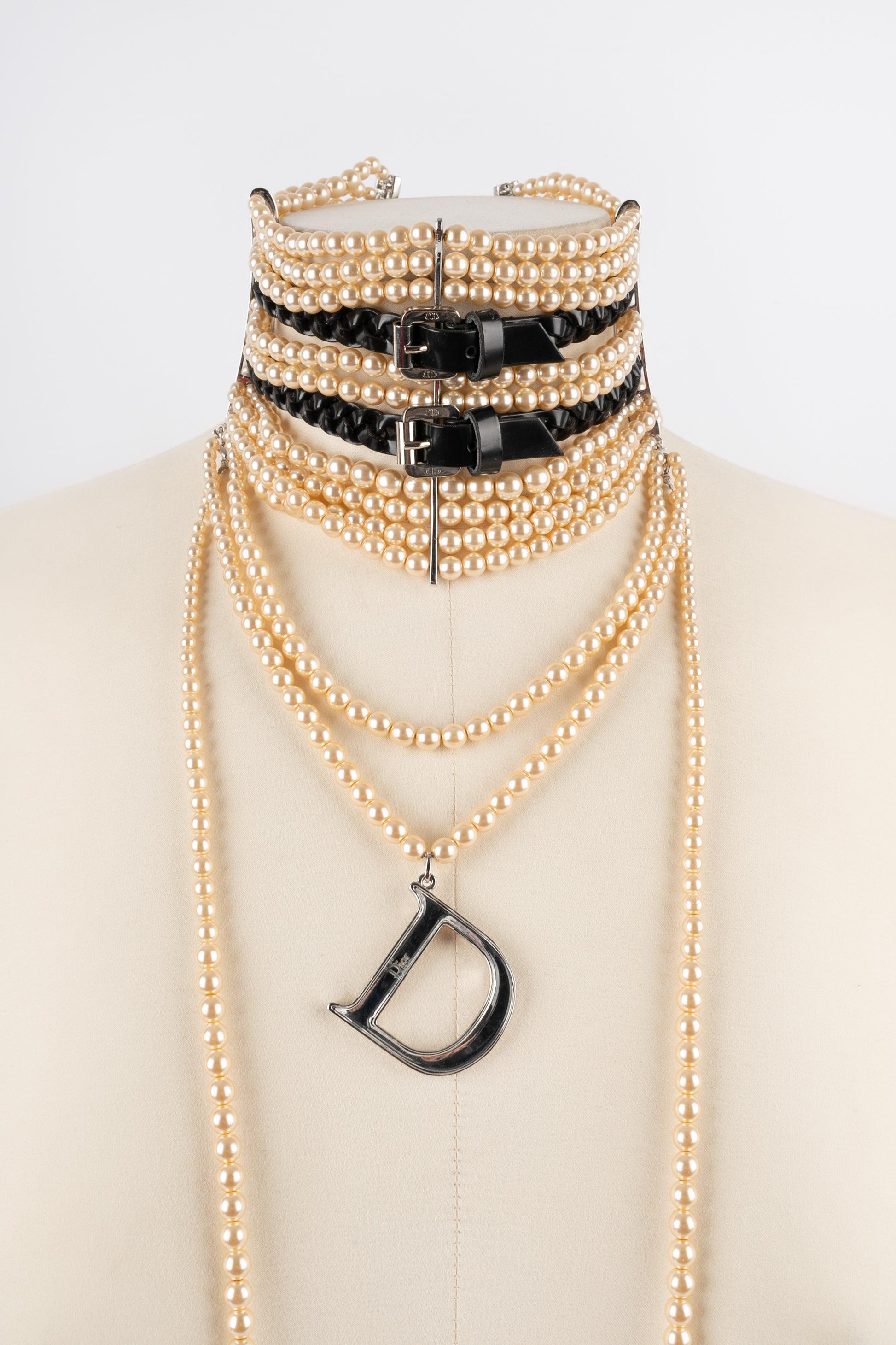 Dior - Silvery metal Massaï necklace with costume pearls and black leather. 2004 Spring-Summer Collection.
 
 Additional information: 
 Condition: Very good condition
 Dimensions: Length: from 29 cm to 34 cm
 Period: 21st Century
 
 Seller