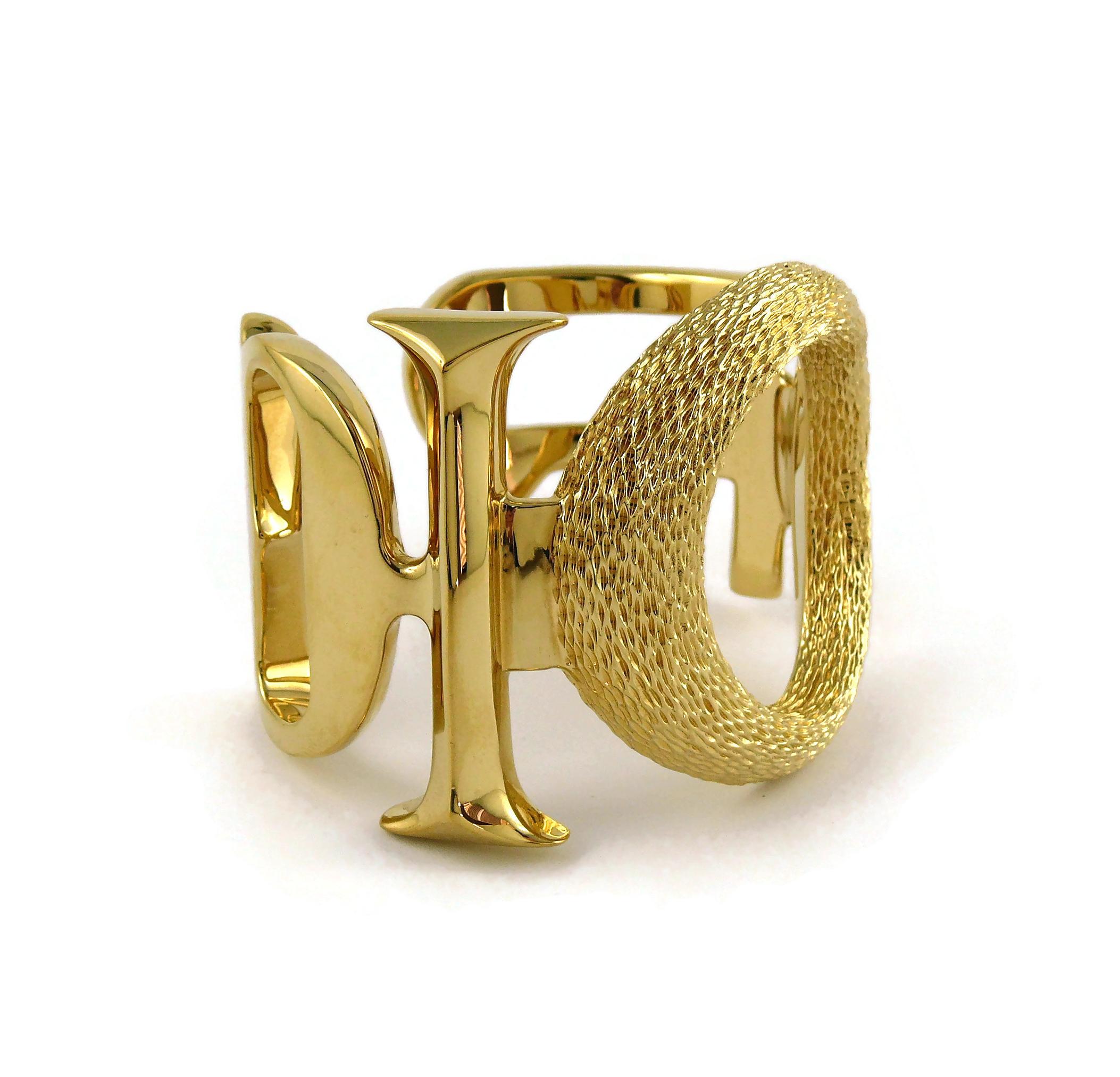 Christian Dior - Bracelet manchette avec logo massif en or Taille M Excellent état à Nice, FR