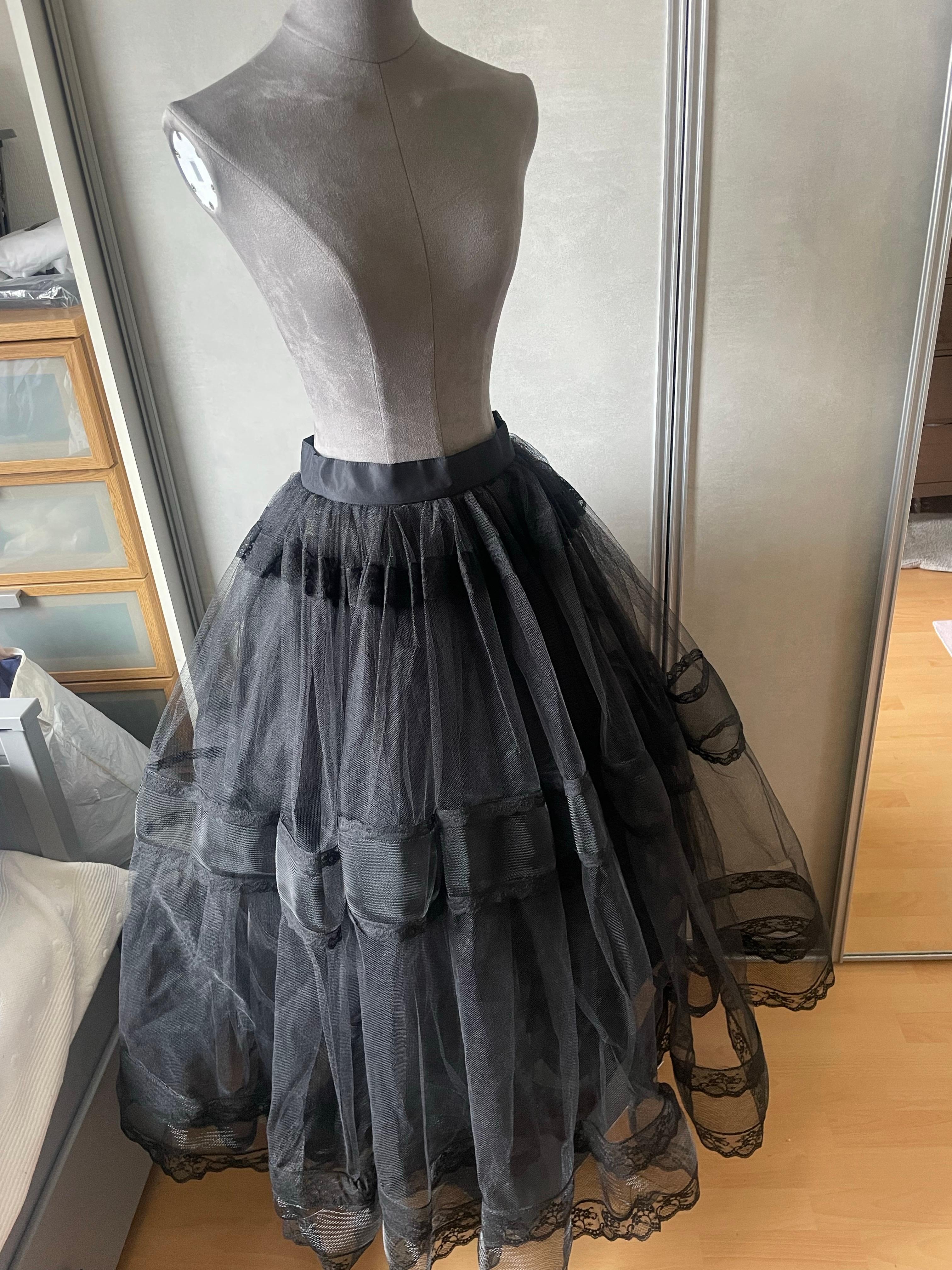 CHRISTIAN DIOR. Magnífica maxi falda de tul. Vintage. En muy buen estado. Sólo hay un punto en el que el tul se ha roto, pero queda muy discreto. Falda abullonada. Falta la etiqueta de talla y composición, pero es de tul y corresponde a una talla 36