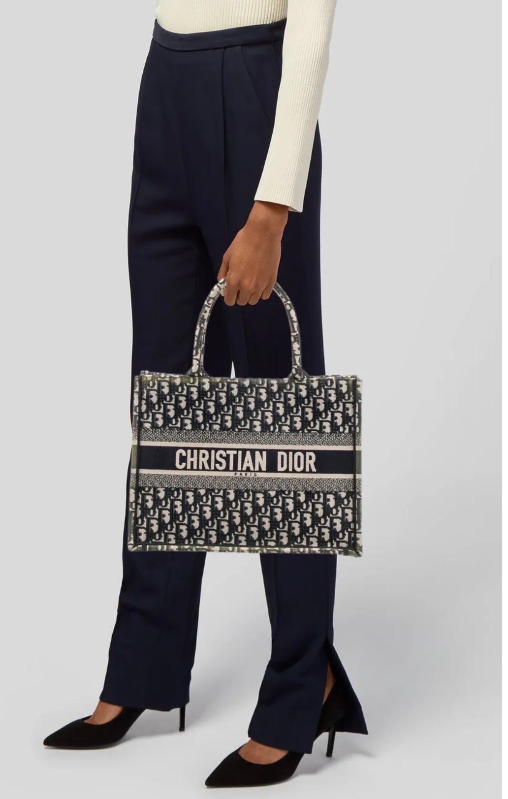 This authentic Christian Dior 


Christian Dior
Medium Oblique Book Tote
Description
Christian Dior Tote
From the 2021 Collection by Maria Grazia Chiuri
Blue Canvas
Oblique Jacquard
Dual Shoulder Straps
Embroidered Accent
Unlined
Open