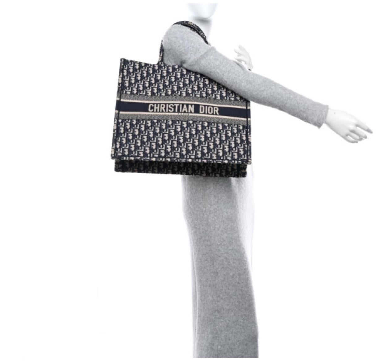 Christian Dior  Medium Oblique Book Tote, Black & White In Excellent Condition For Sale In New York, NY