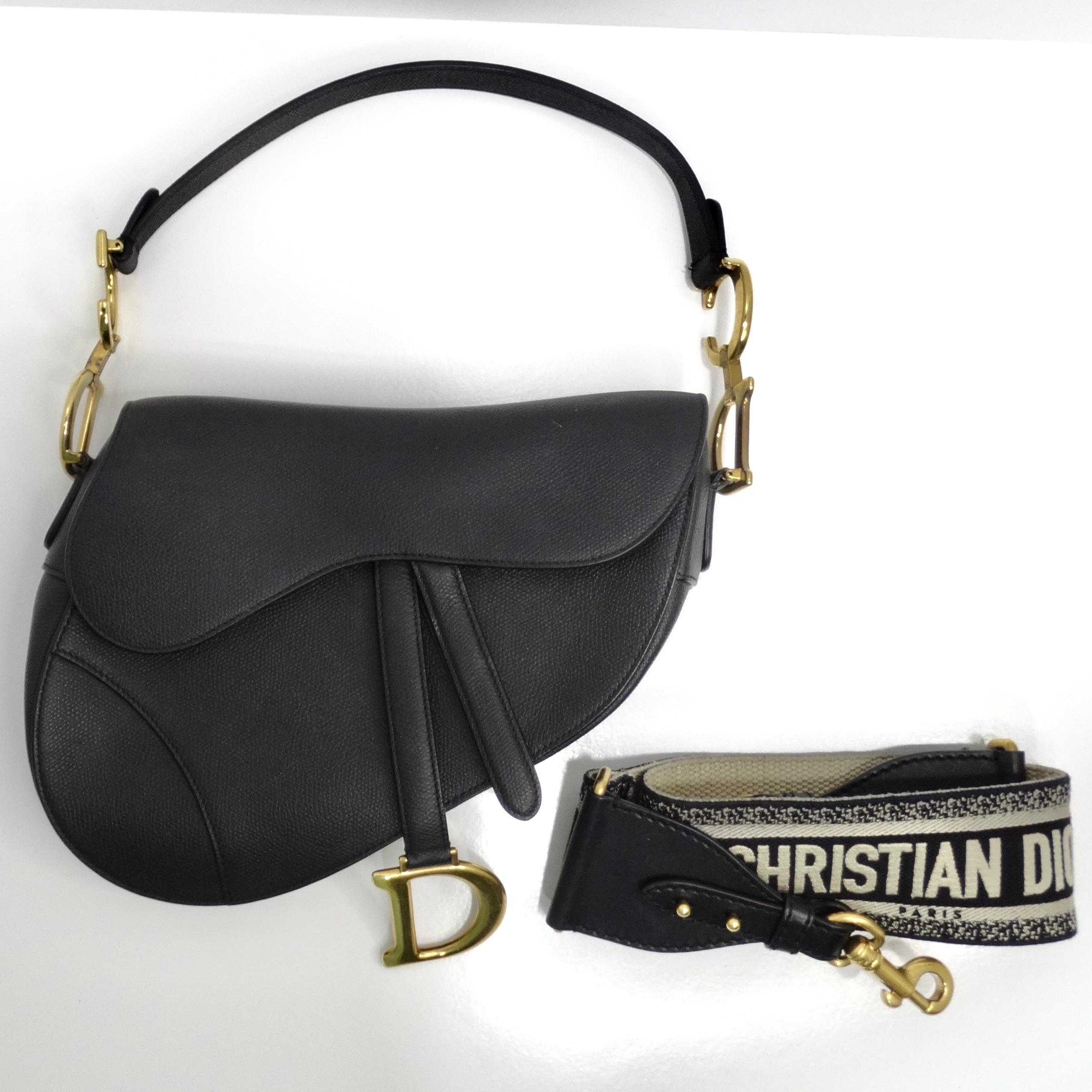 Voici le sac Christian Dior Medium Saddle Bag en cuir de veau noir, une icône intemporelle de la mode de luxe. Confectionné en cuir de veau grainé dans la forme emblématique de la selle, ce sac respire la sophistication et l'élégance.

Le sac est